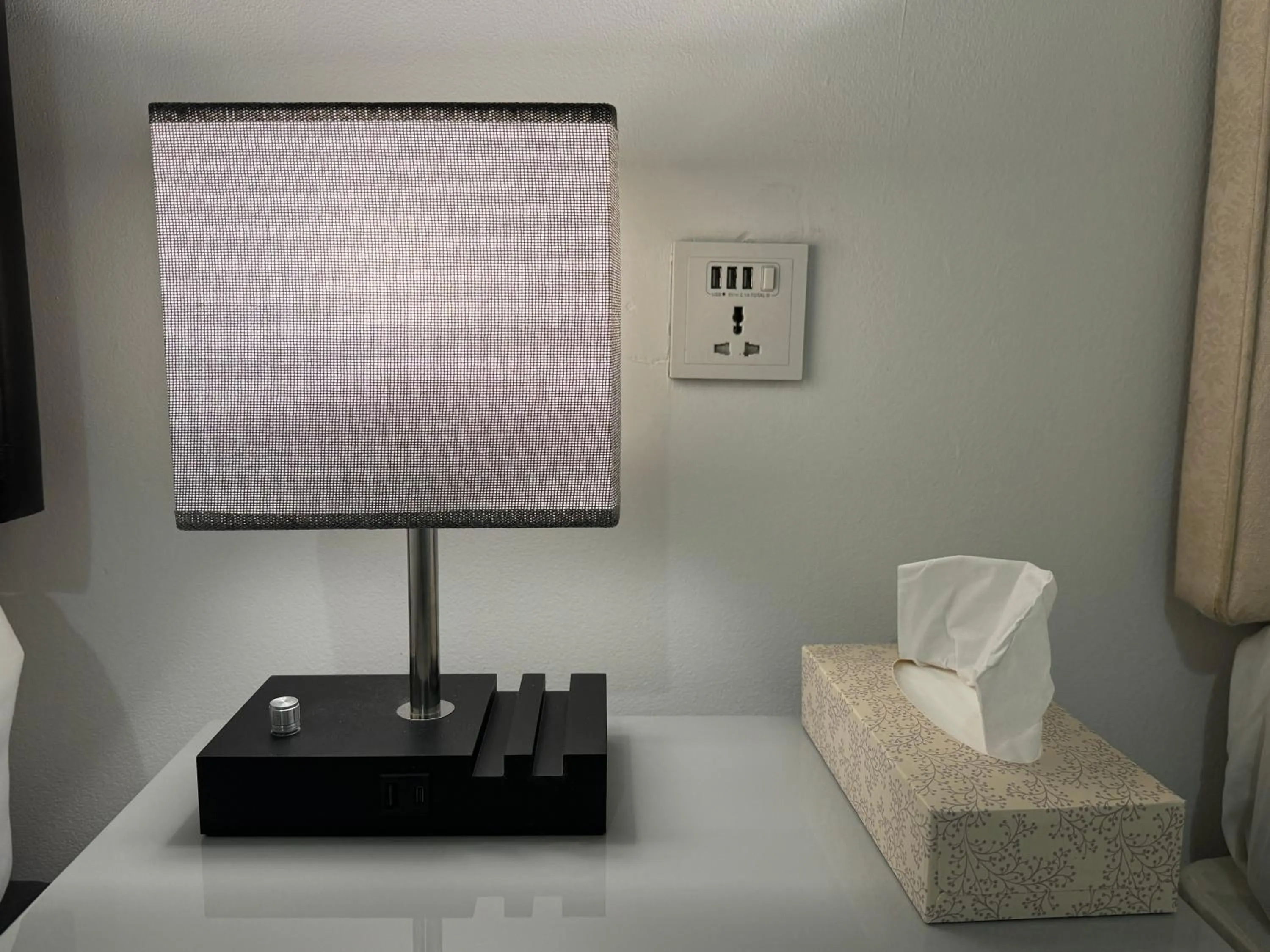 Oakhurst Gatwick Traditional English B&B & bookable Holiday parking deals GATWICK transport