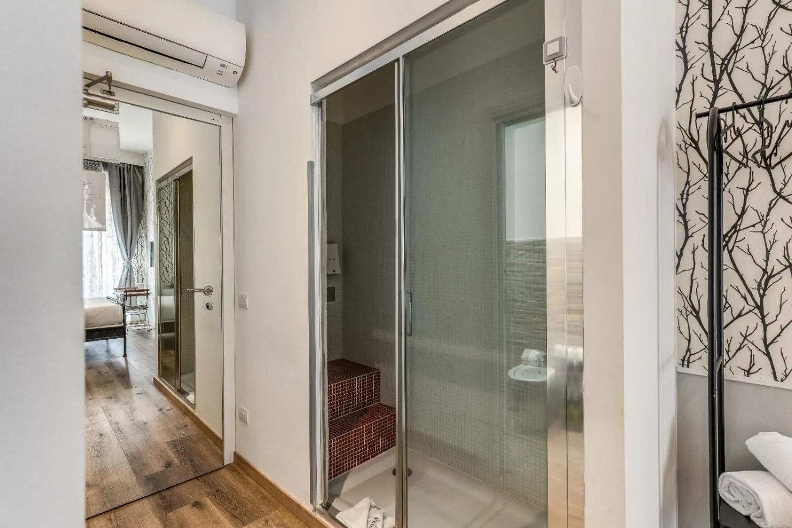 Shower in Magenta Campo dei Fiori