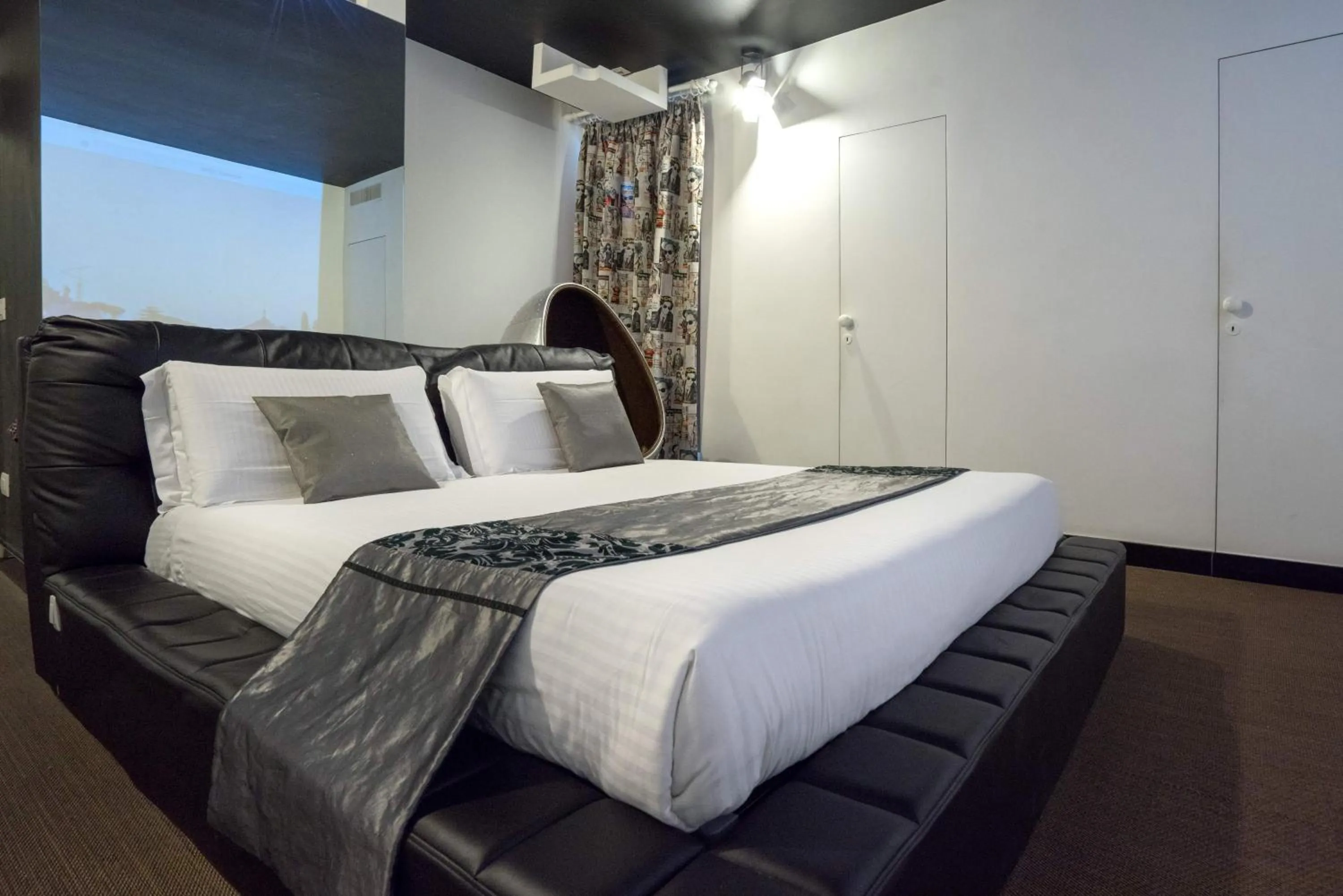 Bedroom, Bed in Magenta Campo dei Fiori