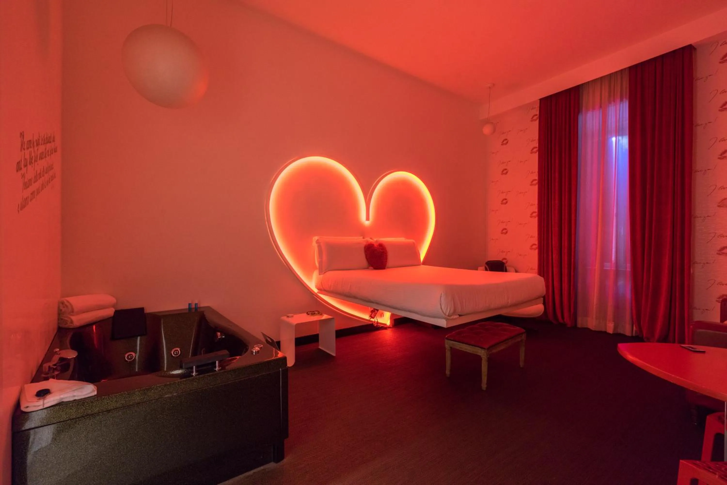 Hot Tub, Bed in Magenta Campo dei Fiori