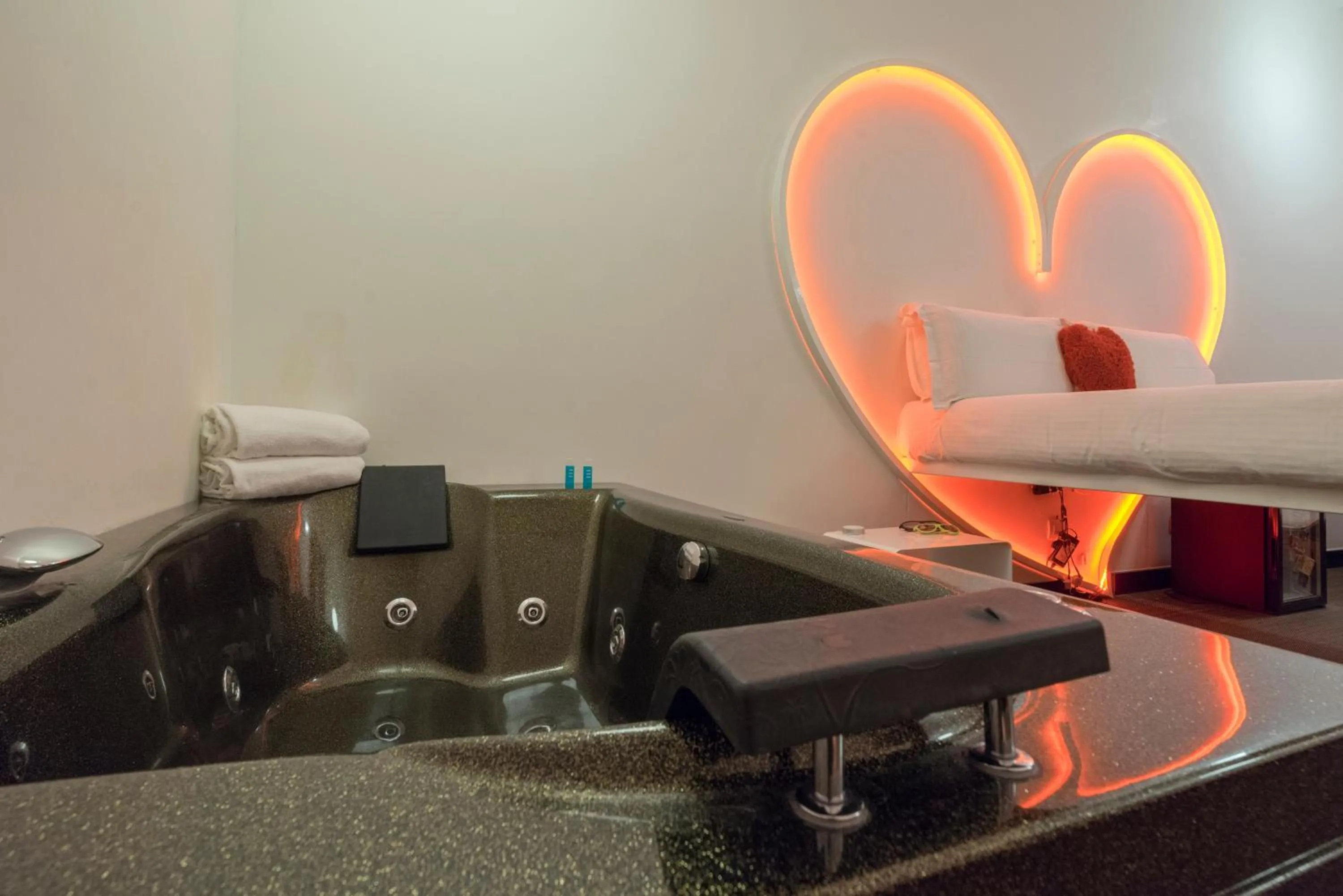 Hot Tub in Magenta Campo dei Fiori