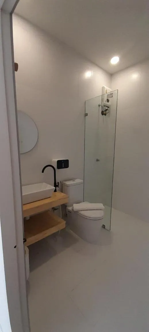 Shower in To The Moon Guesthouse