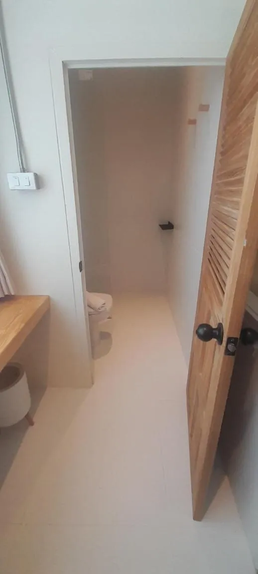 Toilet in To The Moon Guesthouse