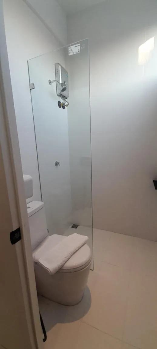 Shower in To The Moon Guesthouse