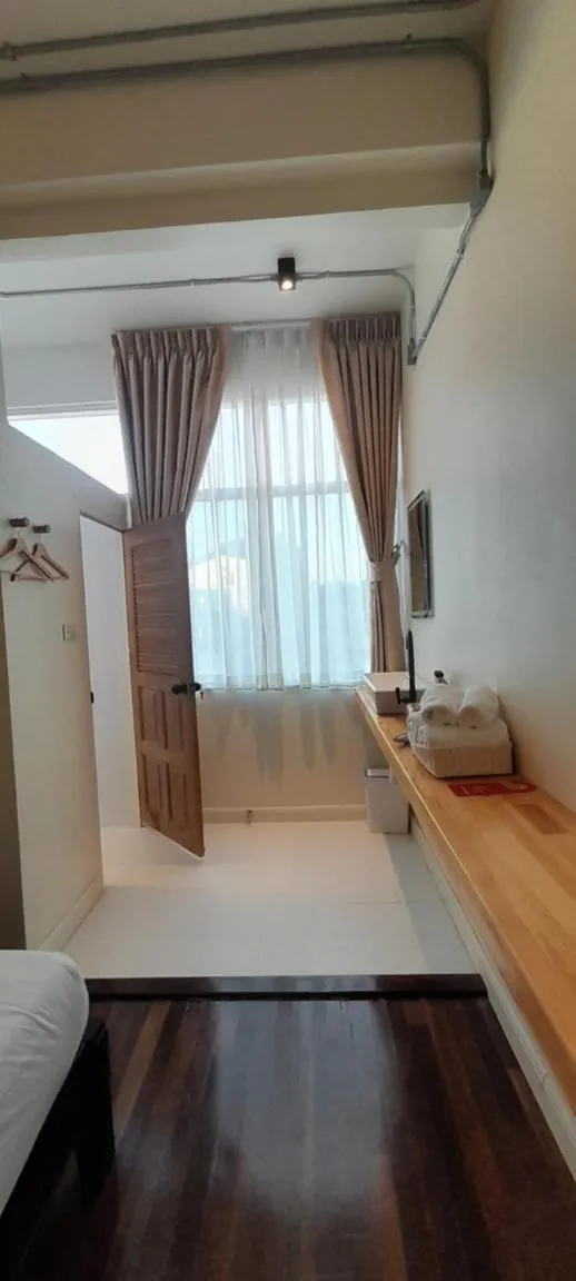 Bathroom, Bed in To The Moon Guesthouse