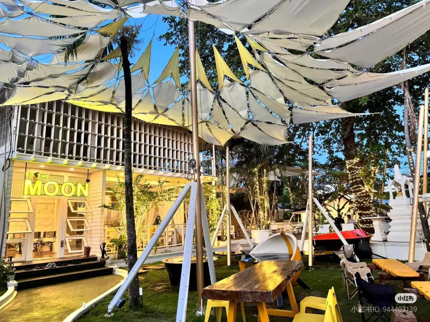 Day in To The Moon Guesthouse