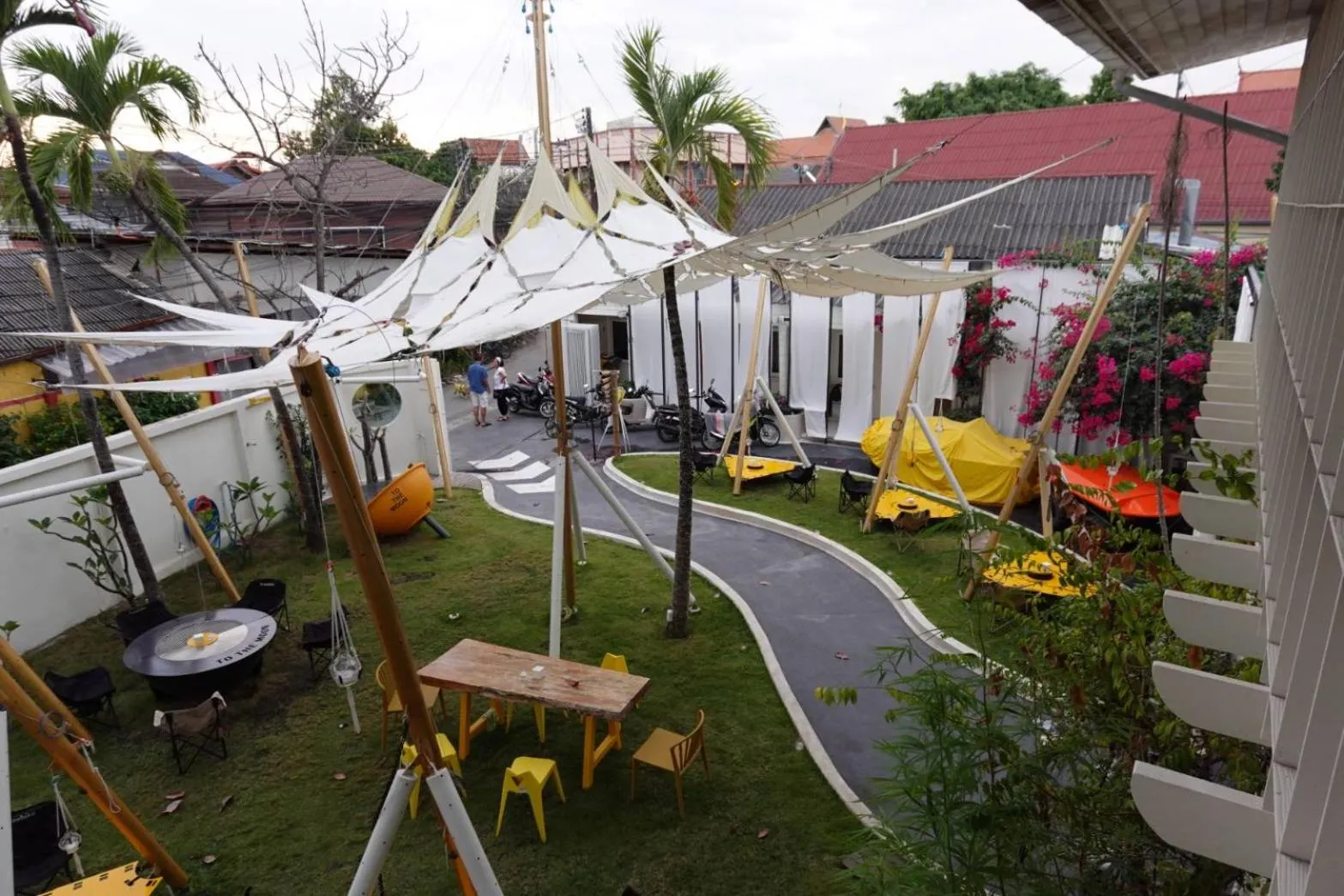 Day in To The Moon Guesthouse