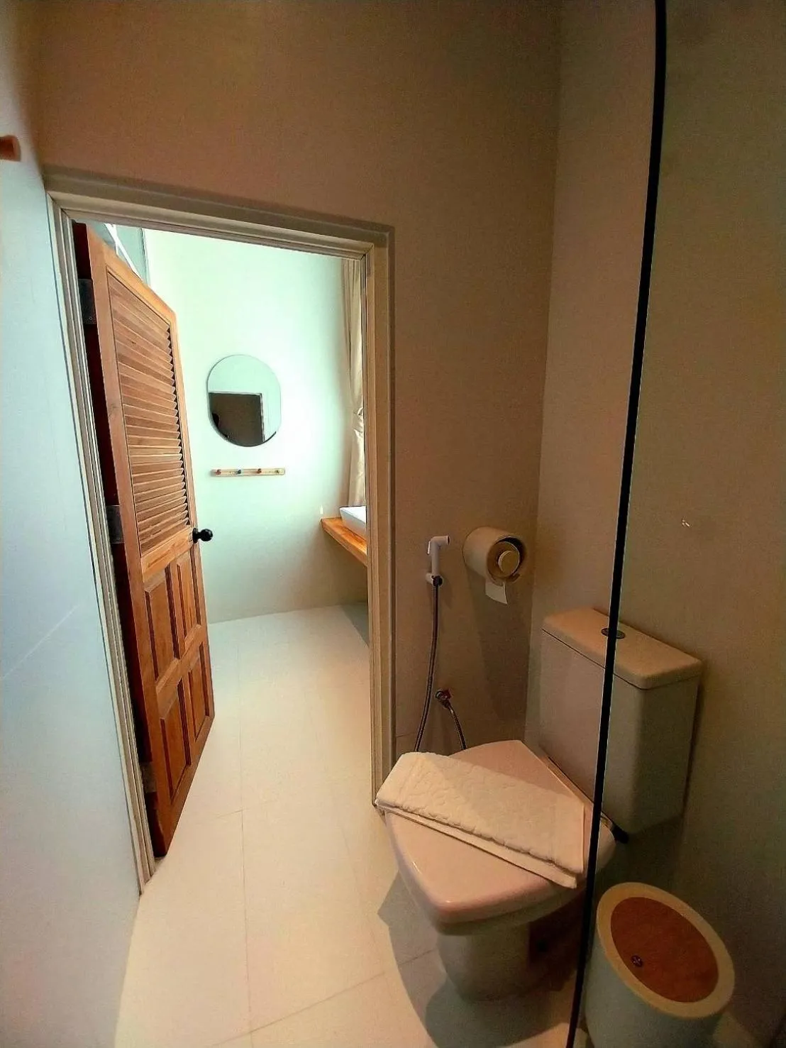 Toilet in To The Moon Guesthouse