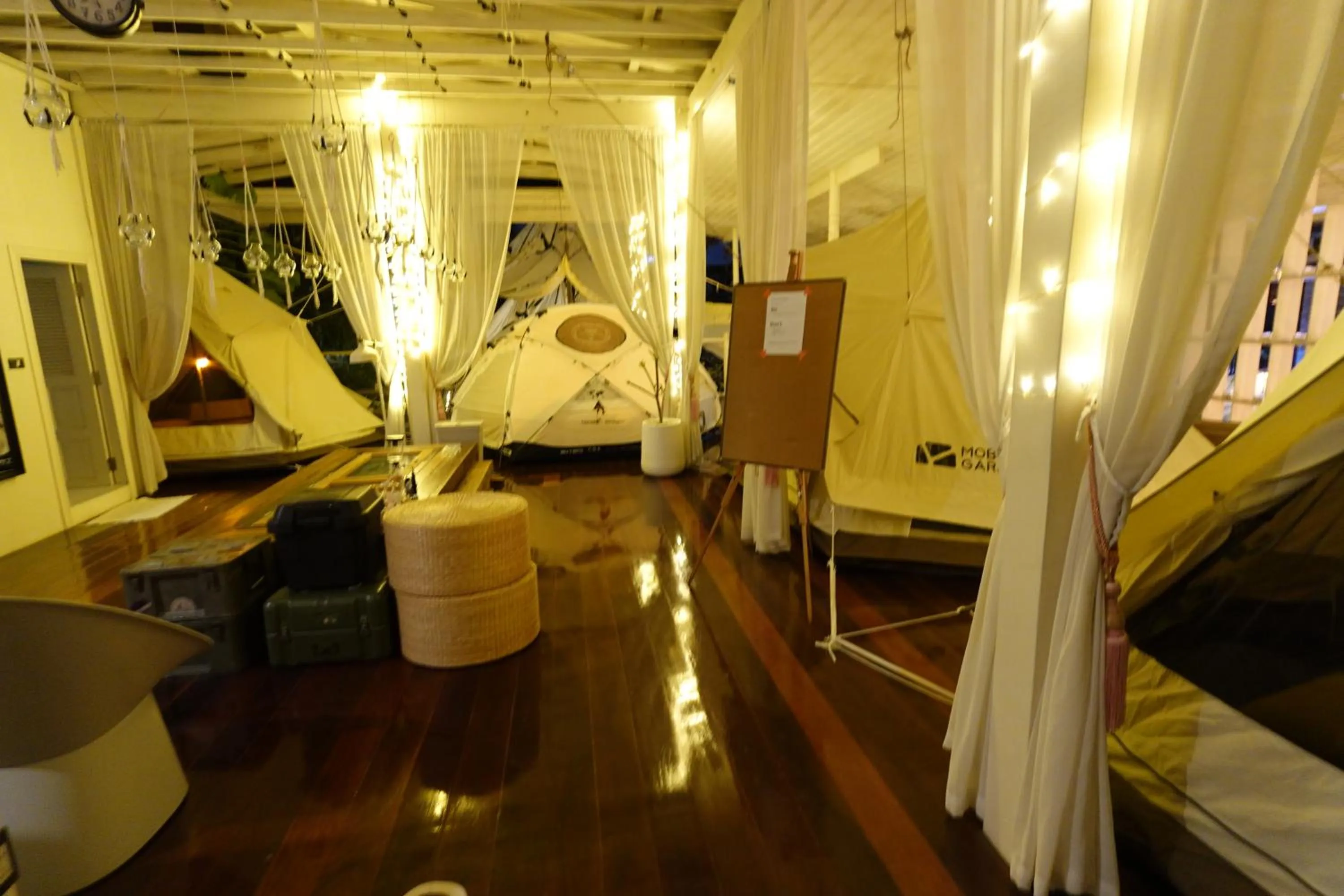 Property building, Bed in To The Moon Guesthouse