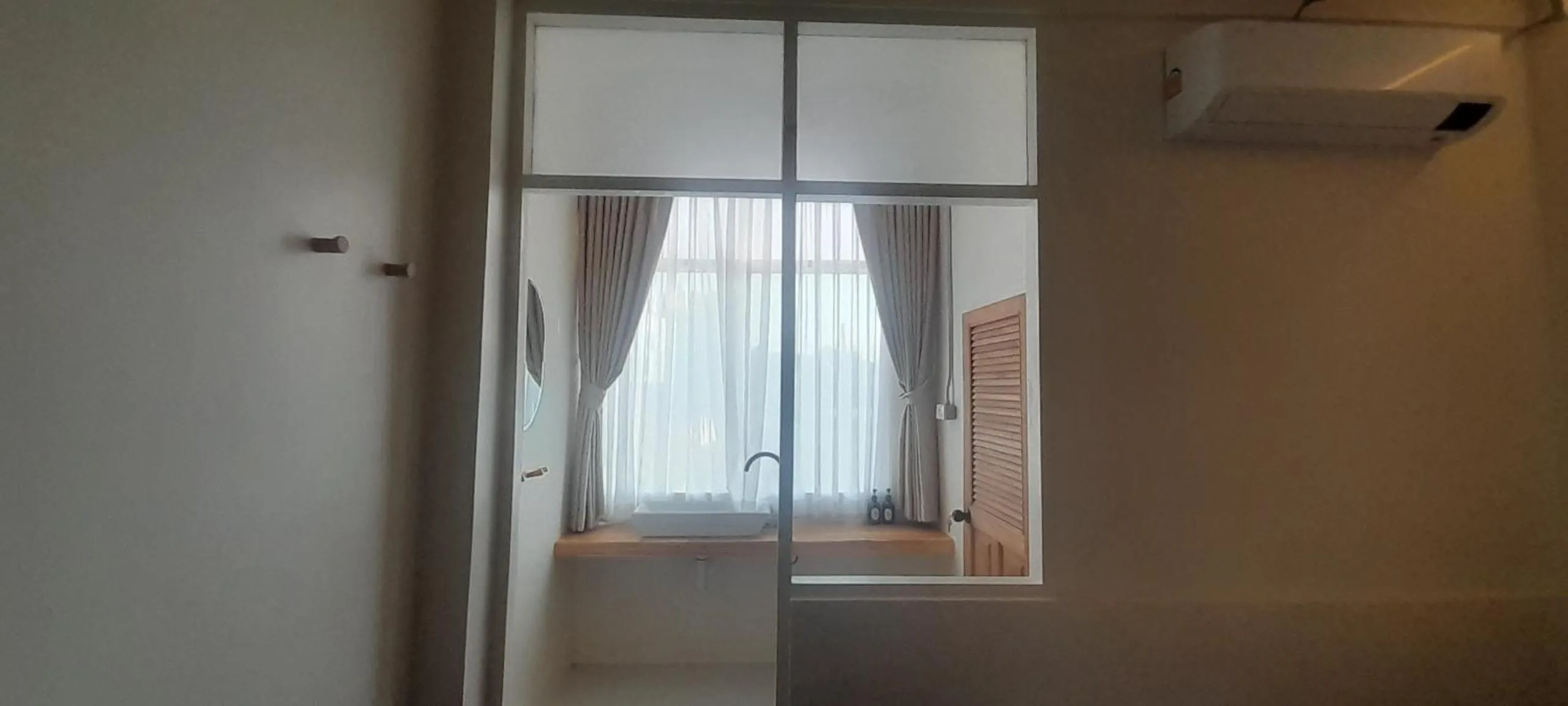 Shower in To The Moon Guesthouse