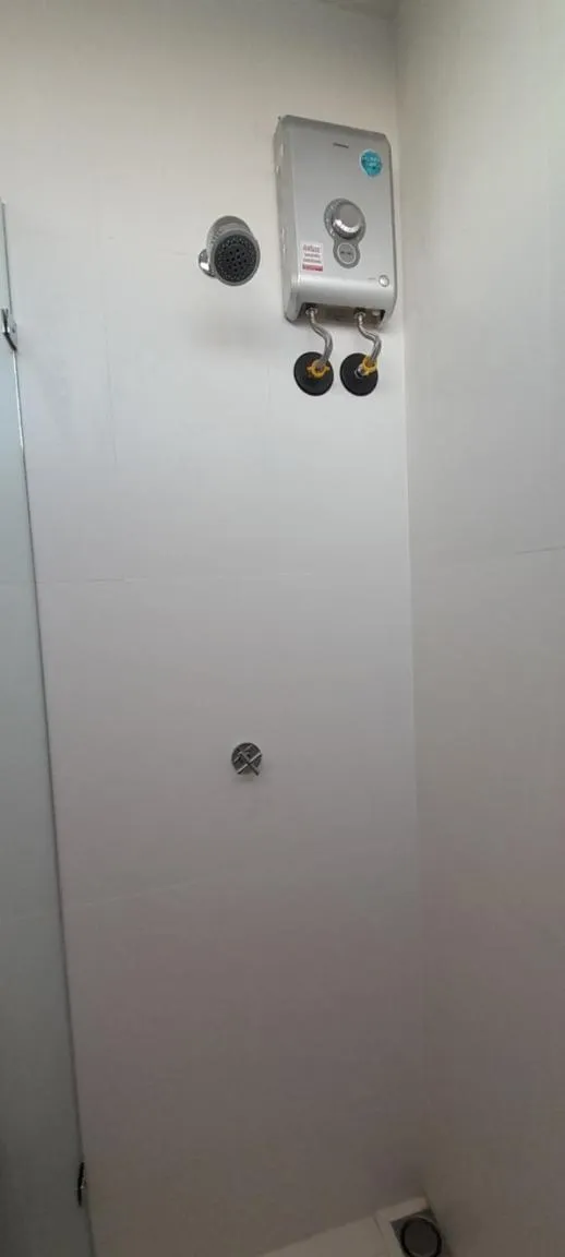 Shower in To The Moon Guesthouse