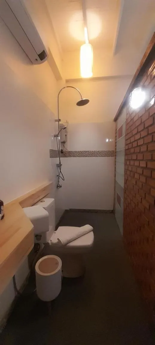 Shower in To The Moon Guesthouse