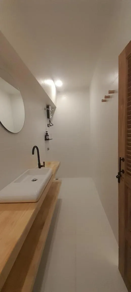 Bathroom in To The Moon Guesthouse