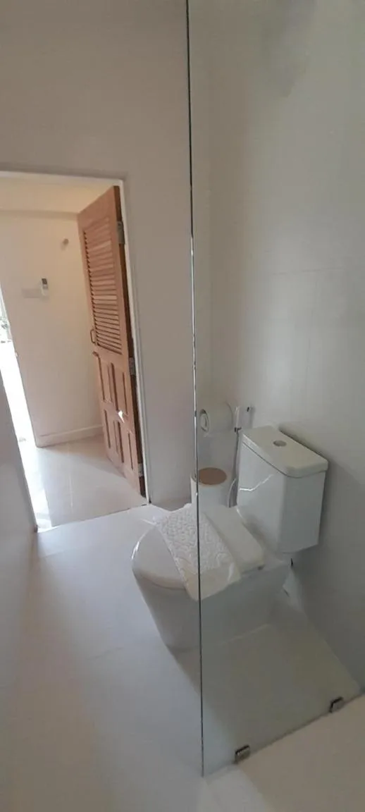 Shower in To The Moon Guesthouse