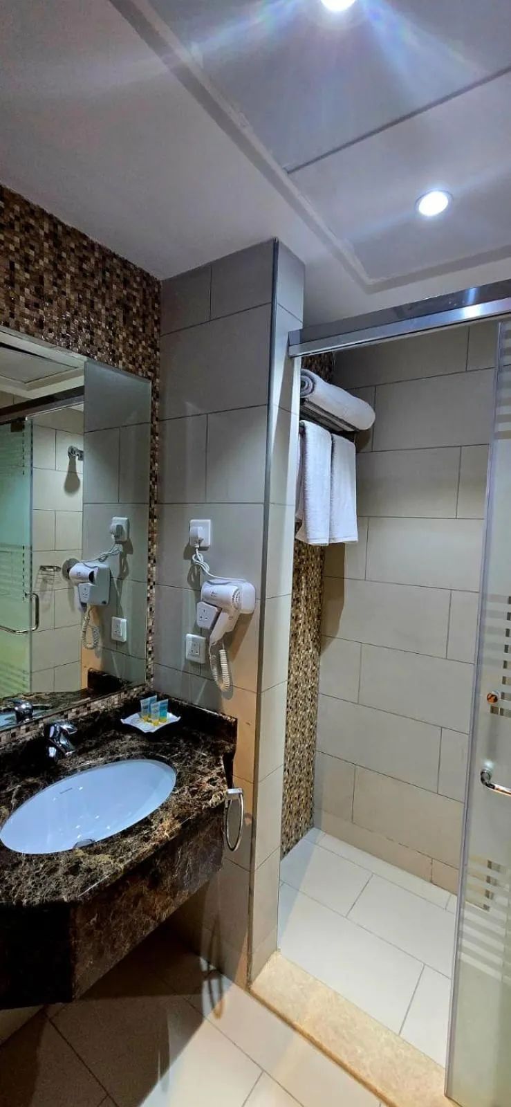 Shower in Maysan Rehab Al Mysk Hotel
