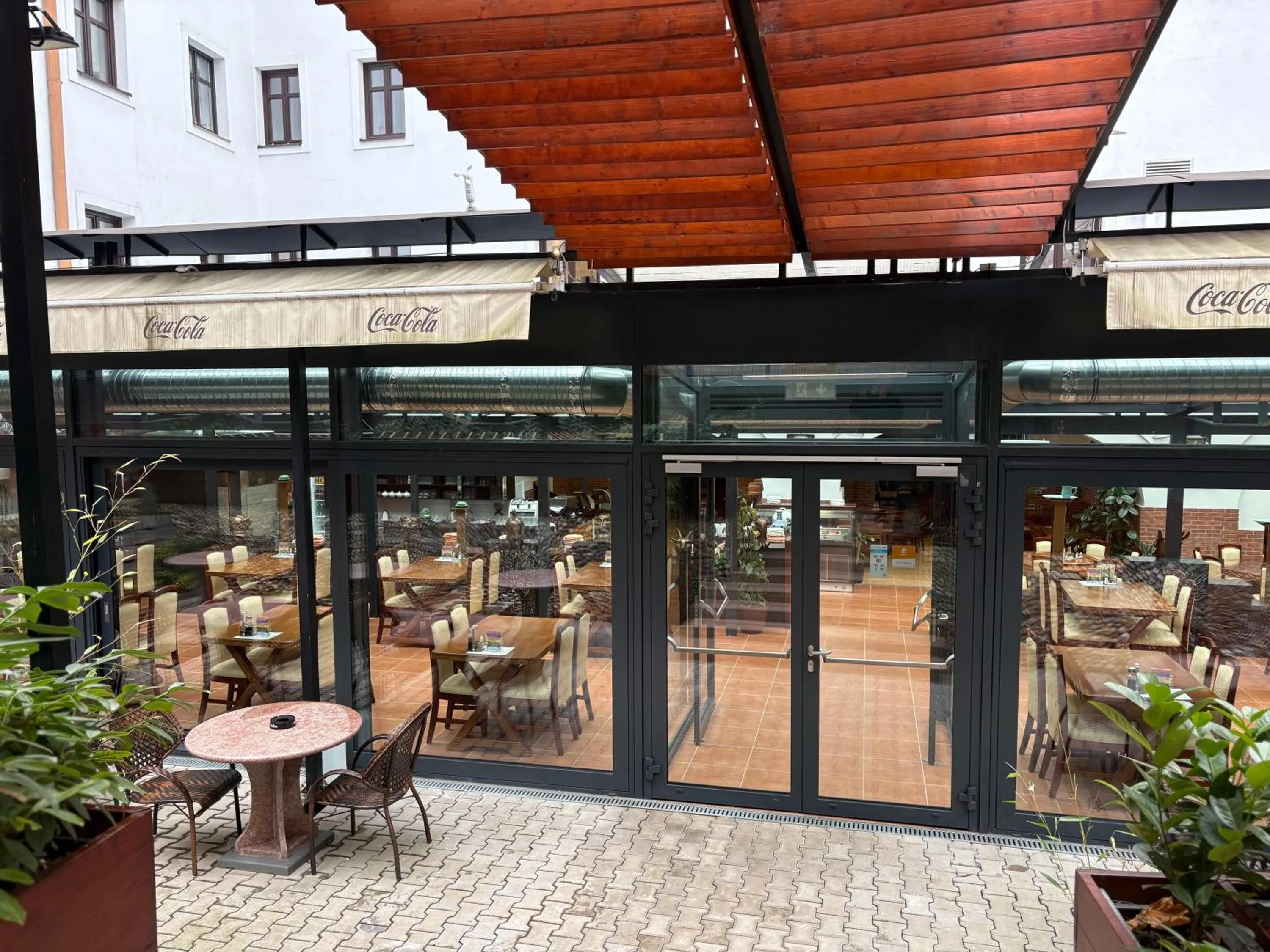 Restaurant/places to eat in VIP Apartments