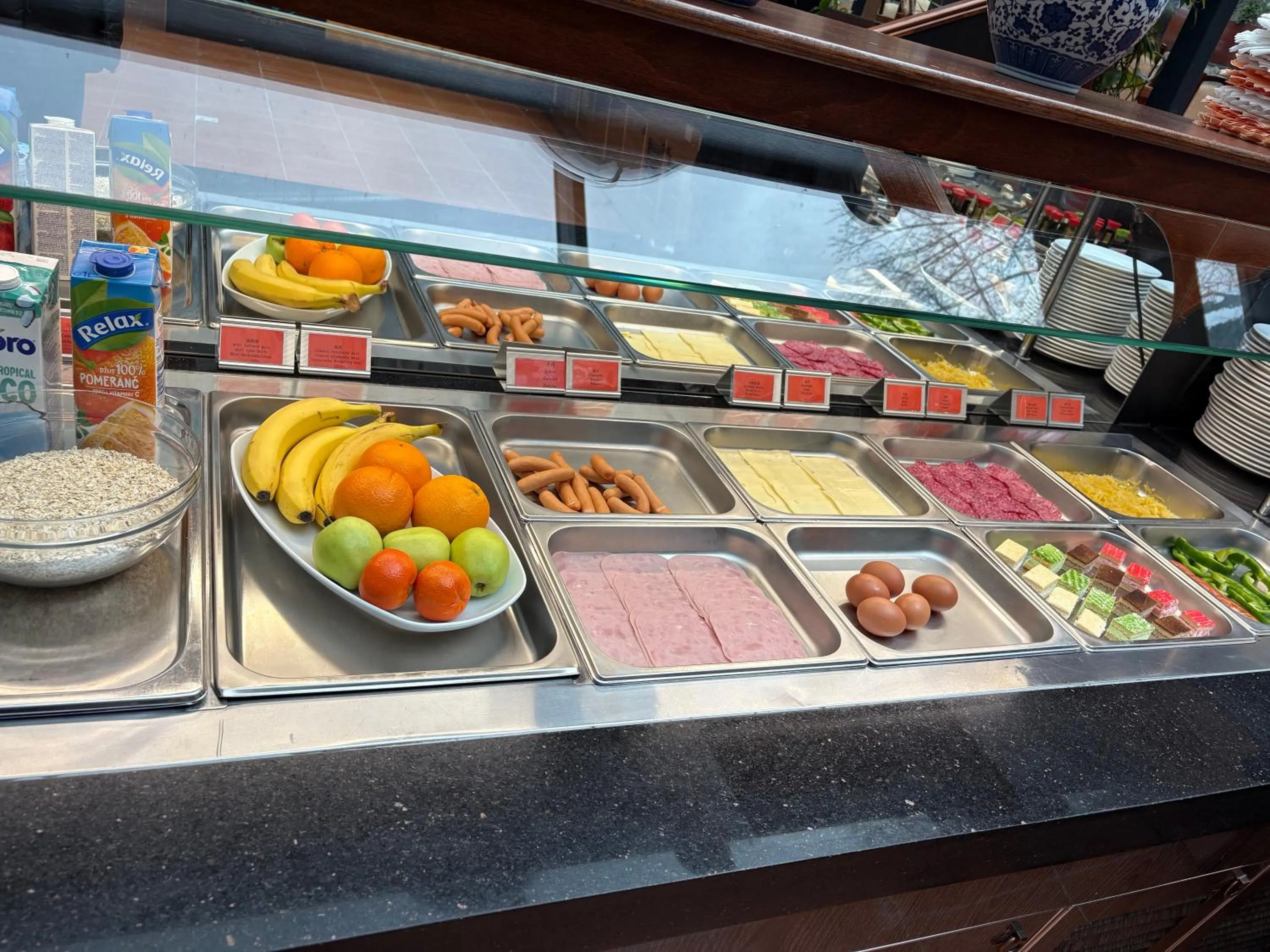 Restaurant/places to eat in VIP Apartments