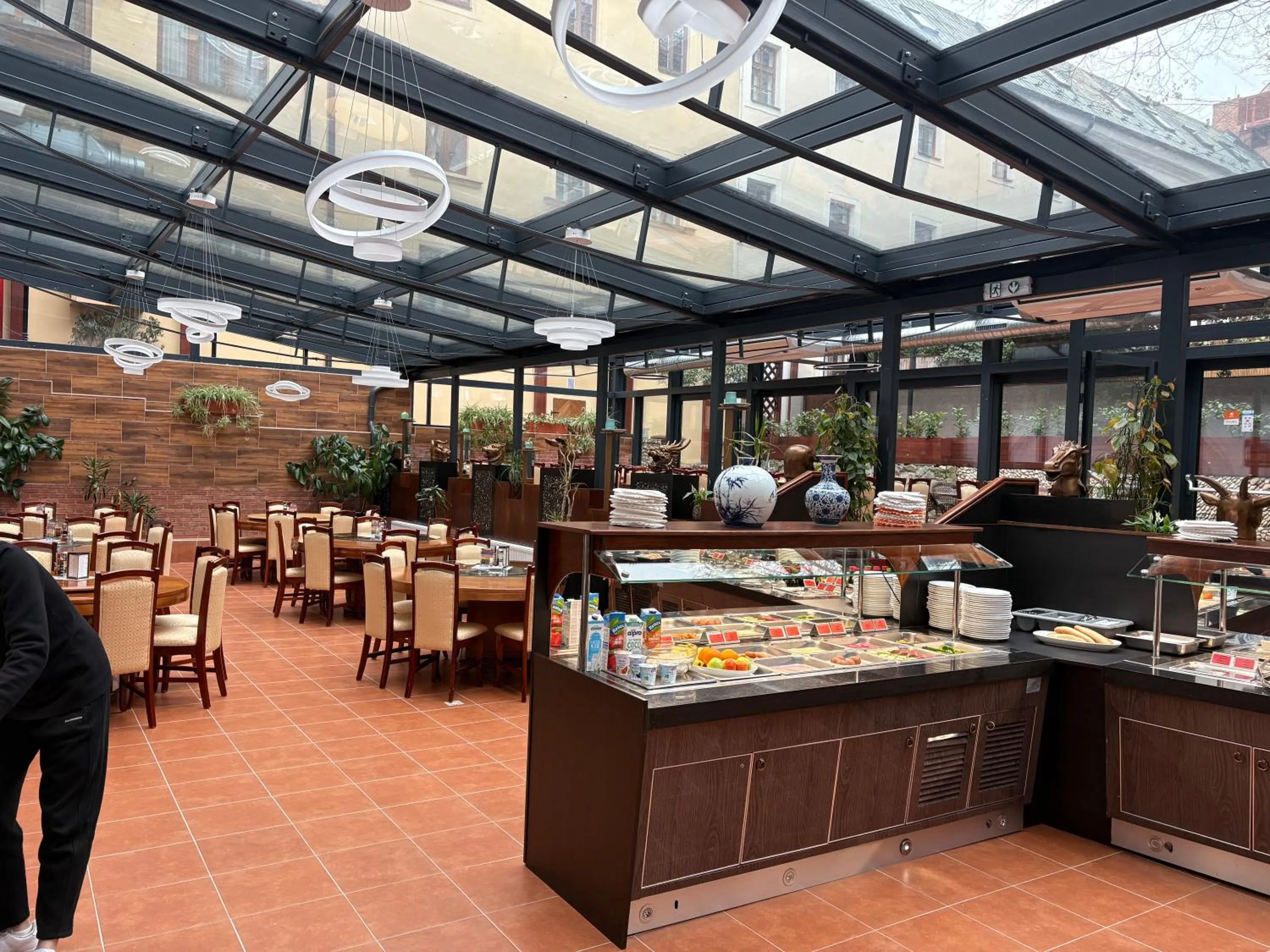 Restaurant/places to eat in VIP Apartments