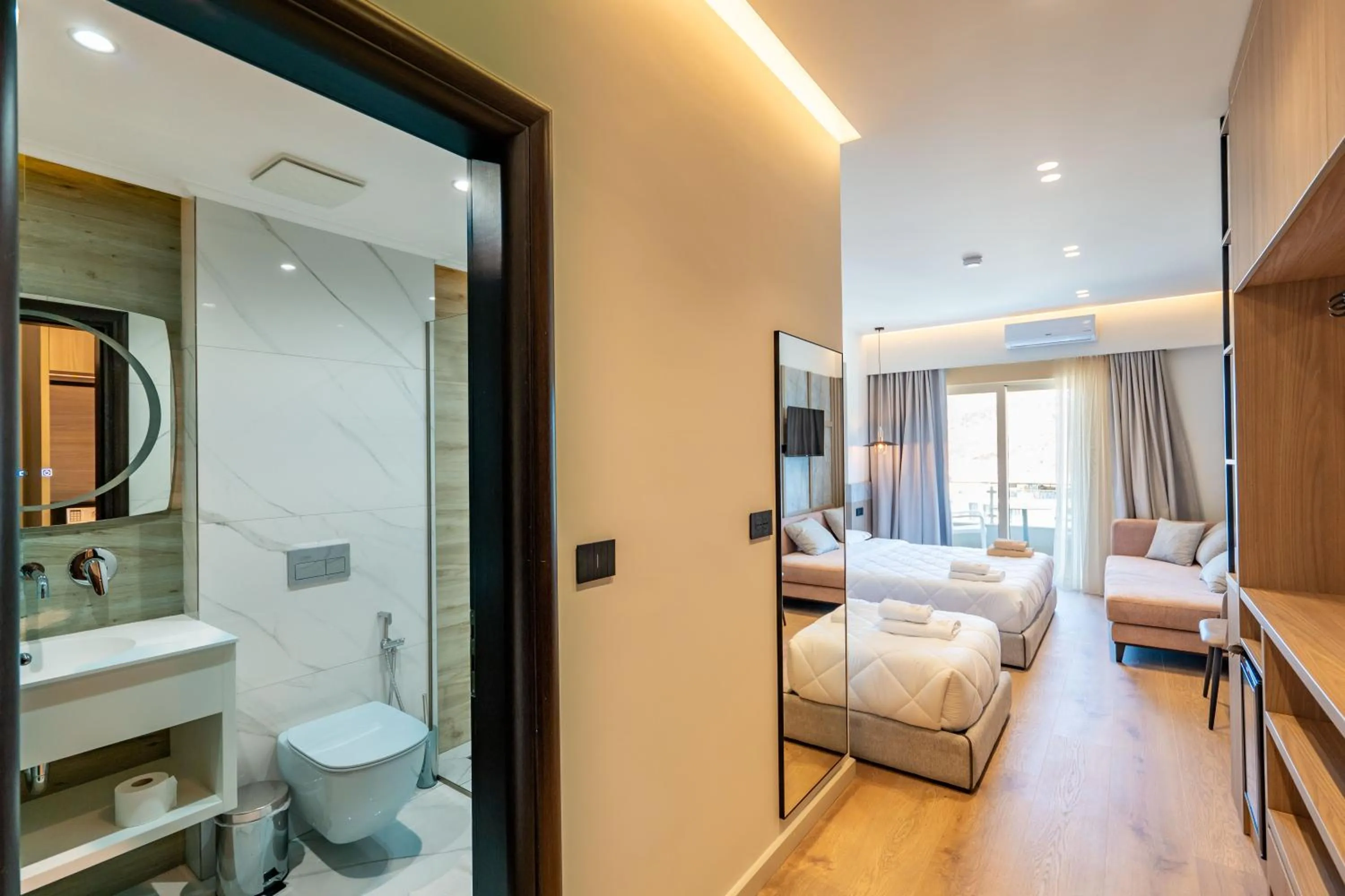 Toilet, Bed in Heksamil Hotel