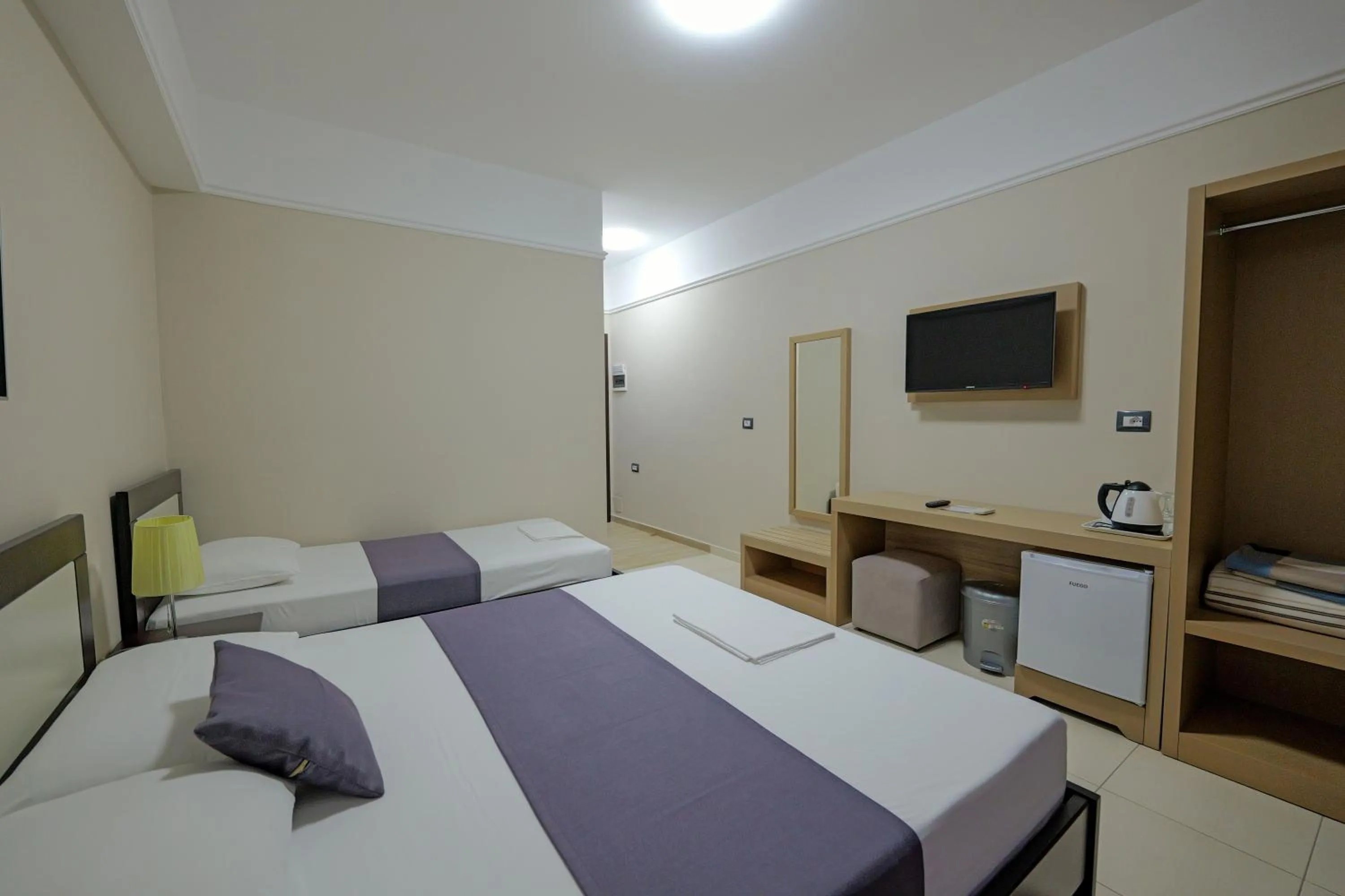 Communal lounge/ TV room, Bed in Heksamil Hotel