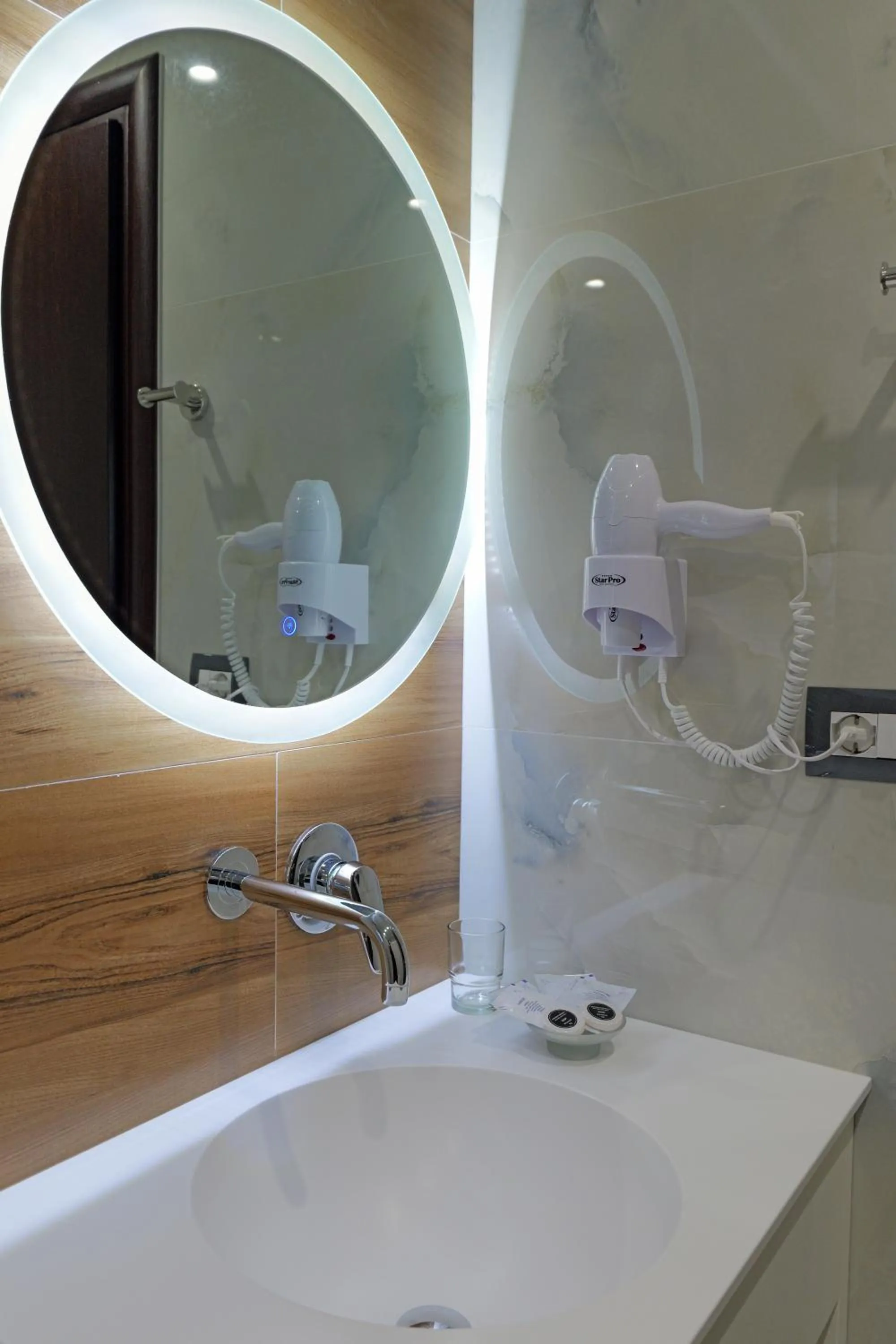 Shower in Heksamil Hotel