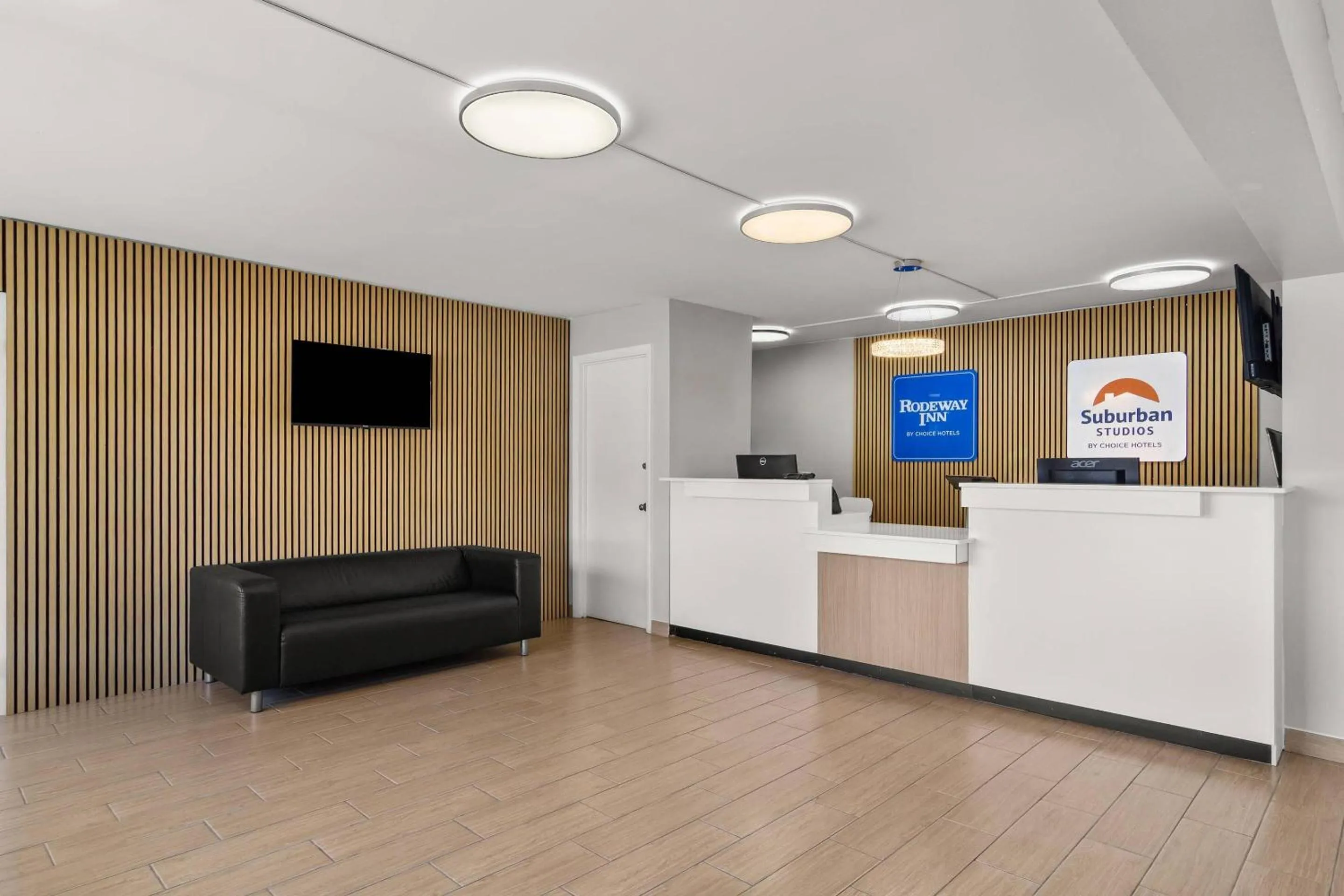 Lobby or reception in Suburban Studios Orange Park - Jacksonville near Naval Air Station