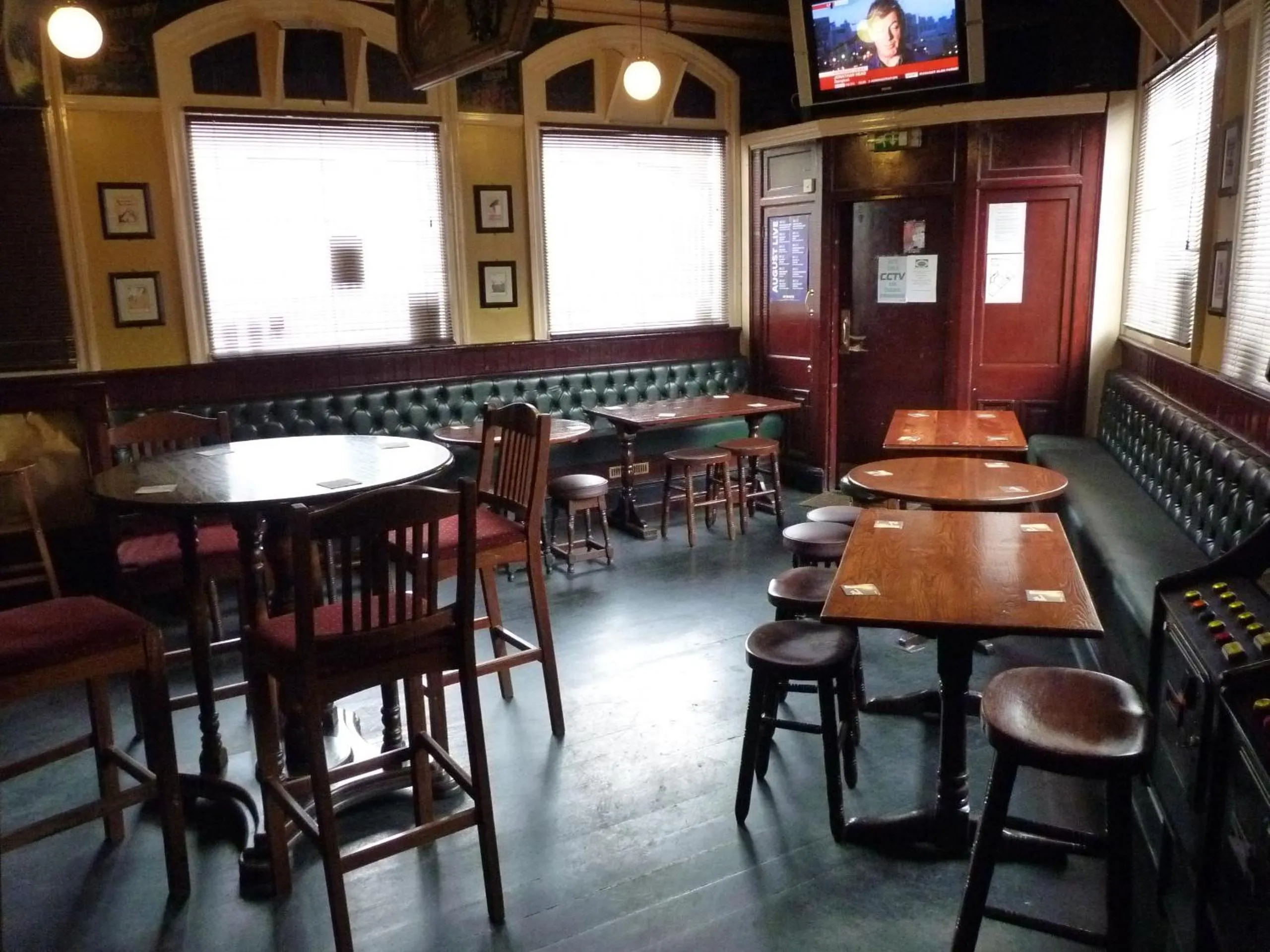 Lounge or bar in Shanahans B&B with Sports Bar