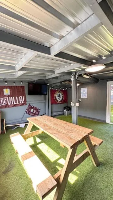 Shanahans B&B with Sports Bar