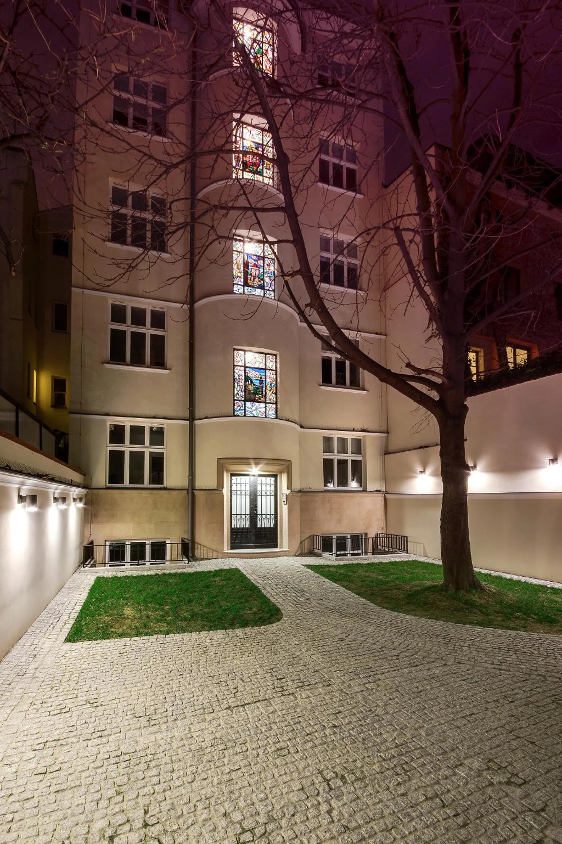 Facade/entrance in Too-Good Apartments