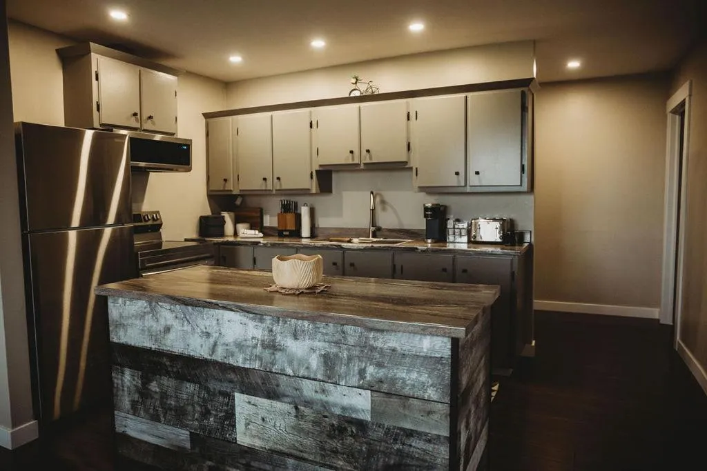 Kitchen or kitchenette in Riverside Suites