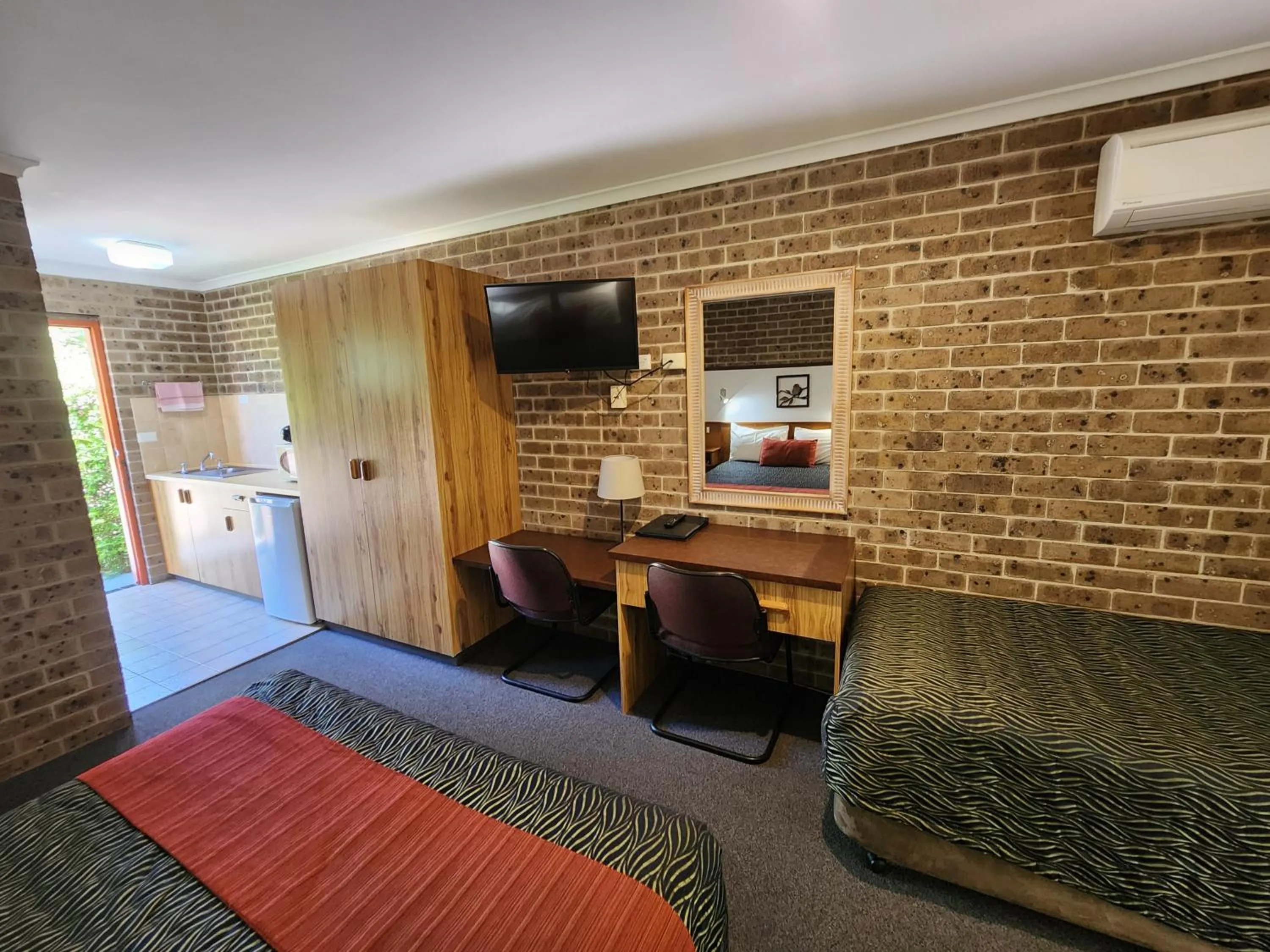 Bed in Idlewilde Town & Country Motor Inn