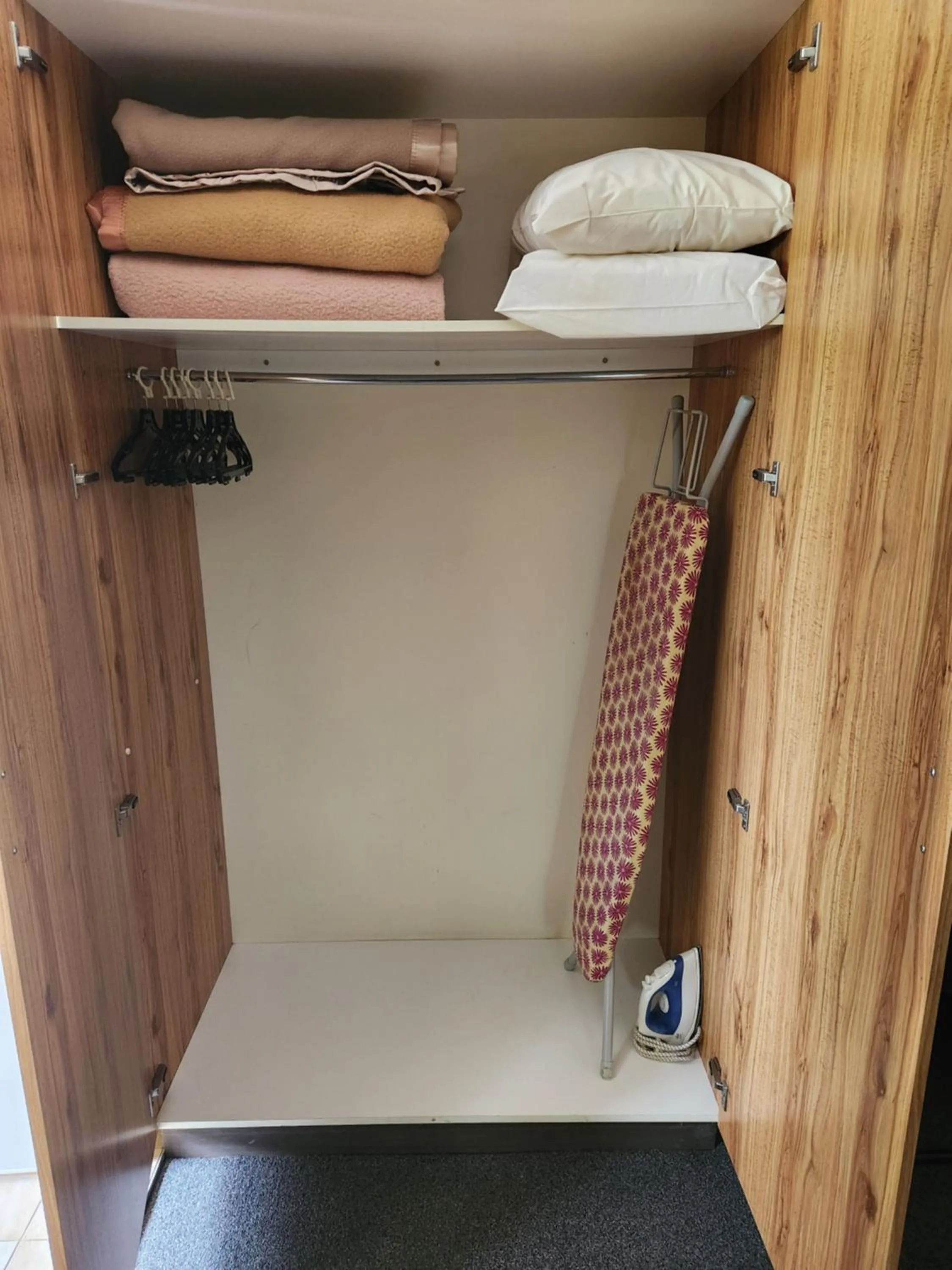 wardrobe in Idlewilde Town & Country Motor Inn