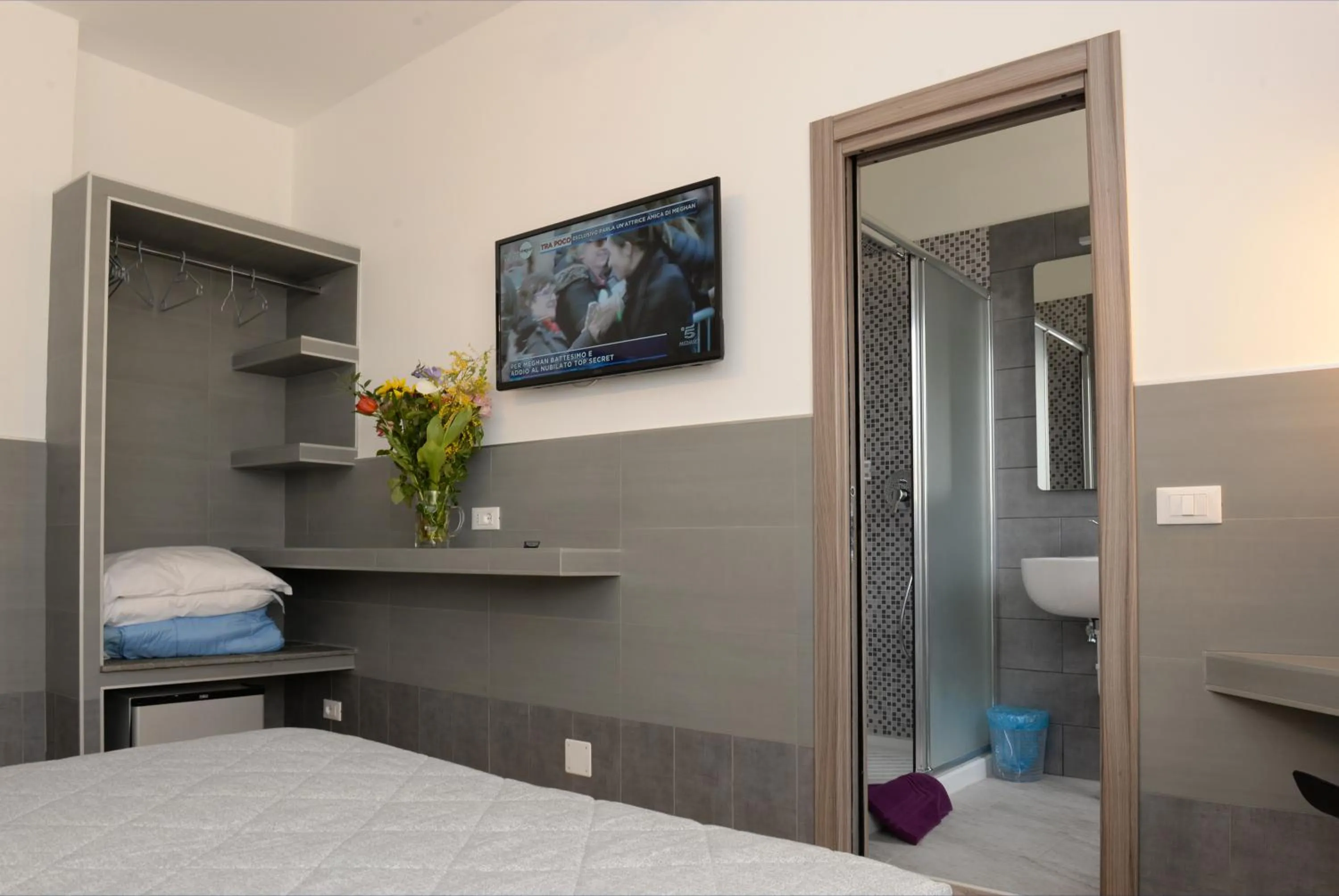 Bathroom, Bed in Hotel Puntabella