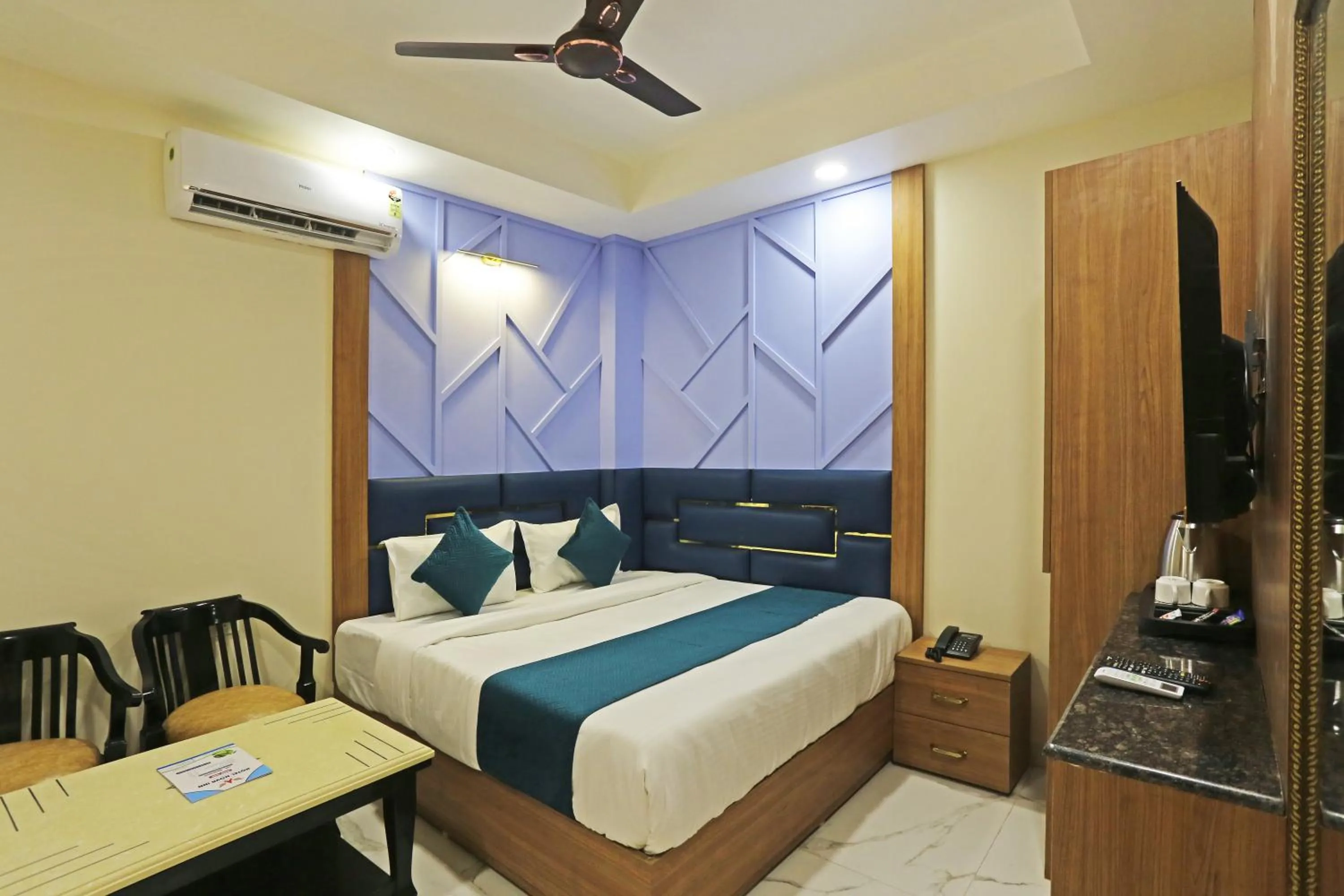 Communal lounge/ TV room, Bed in Hotel Nova Inn Near Delhi Airport