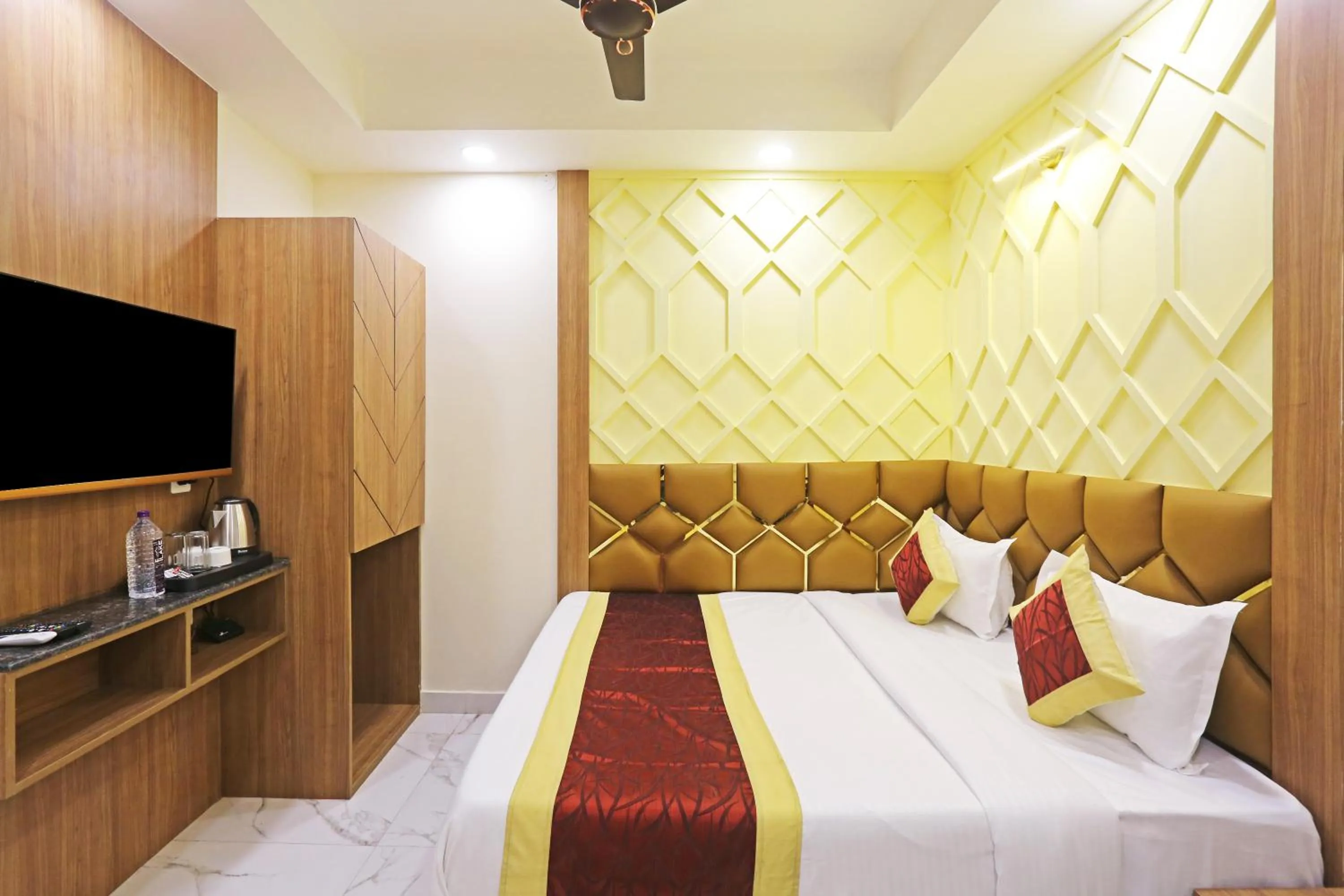Communal lounge/ TV room, Bed in Hotel Nova Inn Near Delhi Airport
