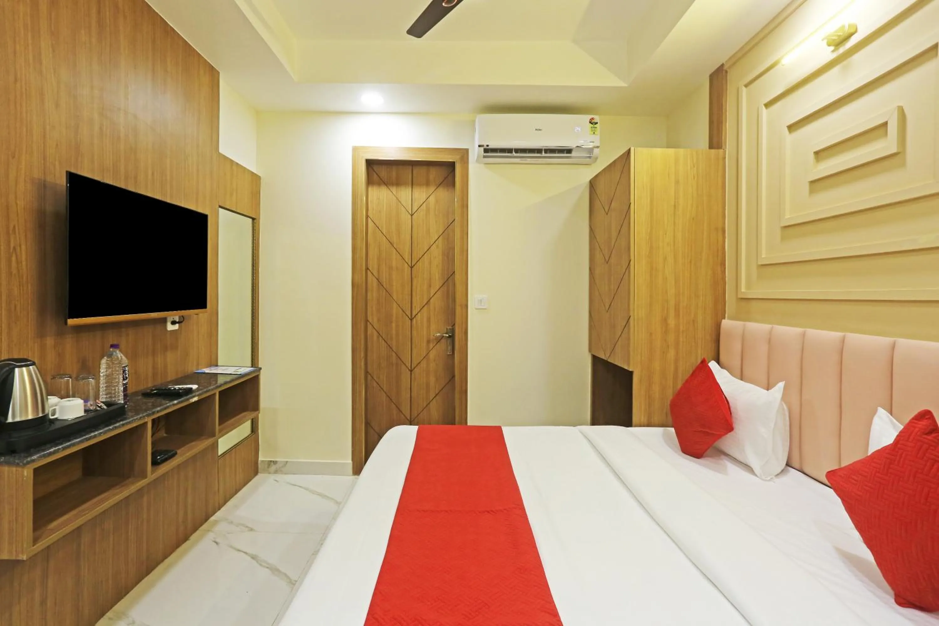 Communal lounge/ TV room, Bed in Hotel Nova Inn Near Delhi Airport