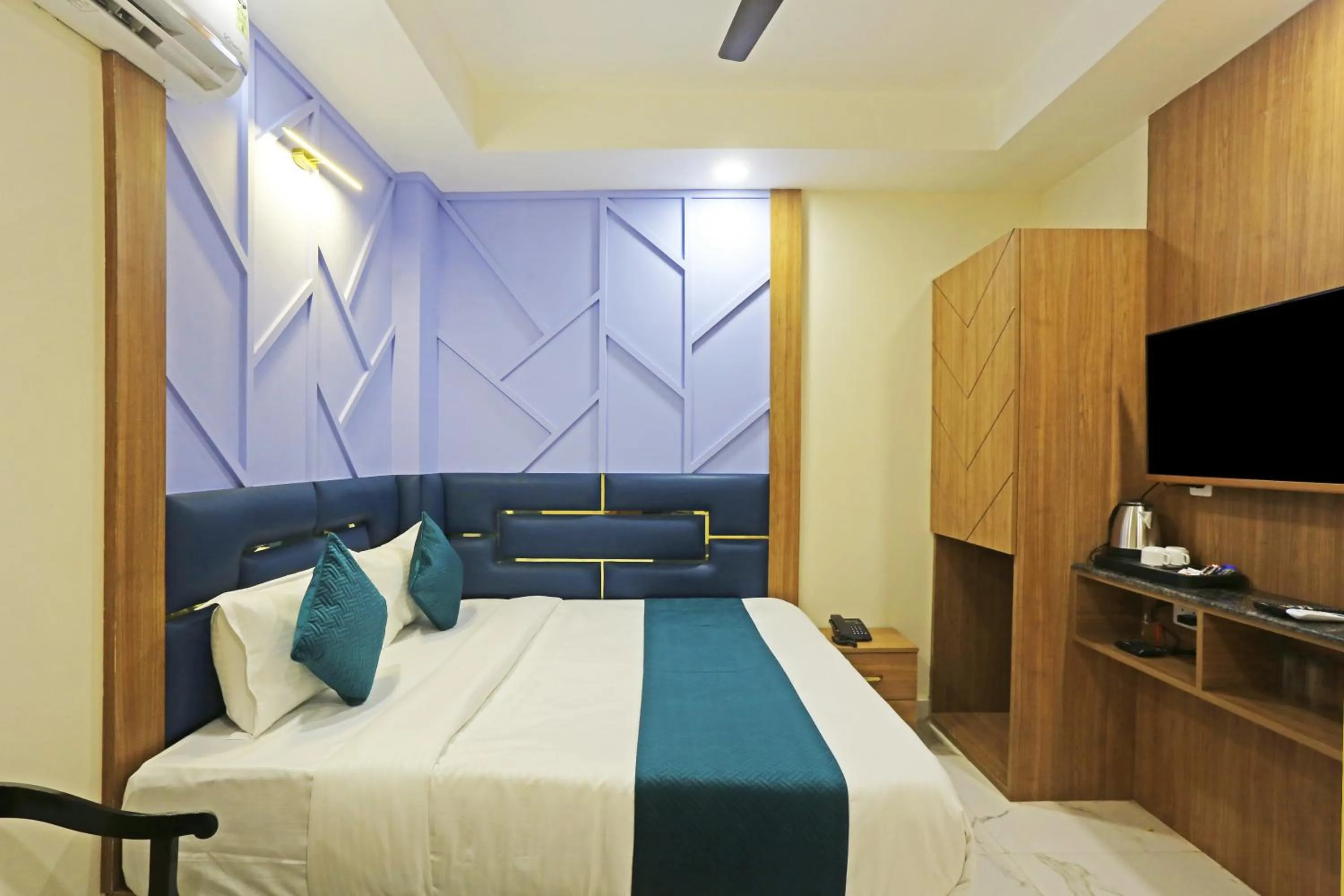 Bed in Hotel Nova Inn Near Delhi Airport