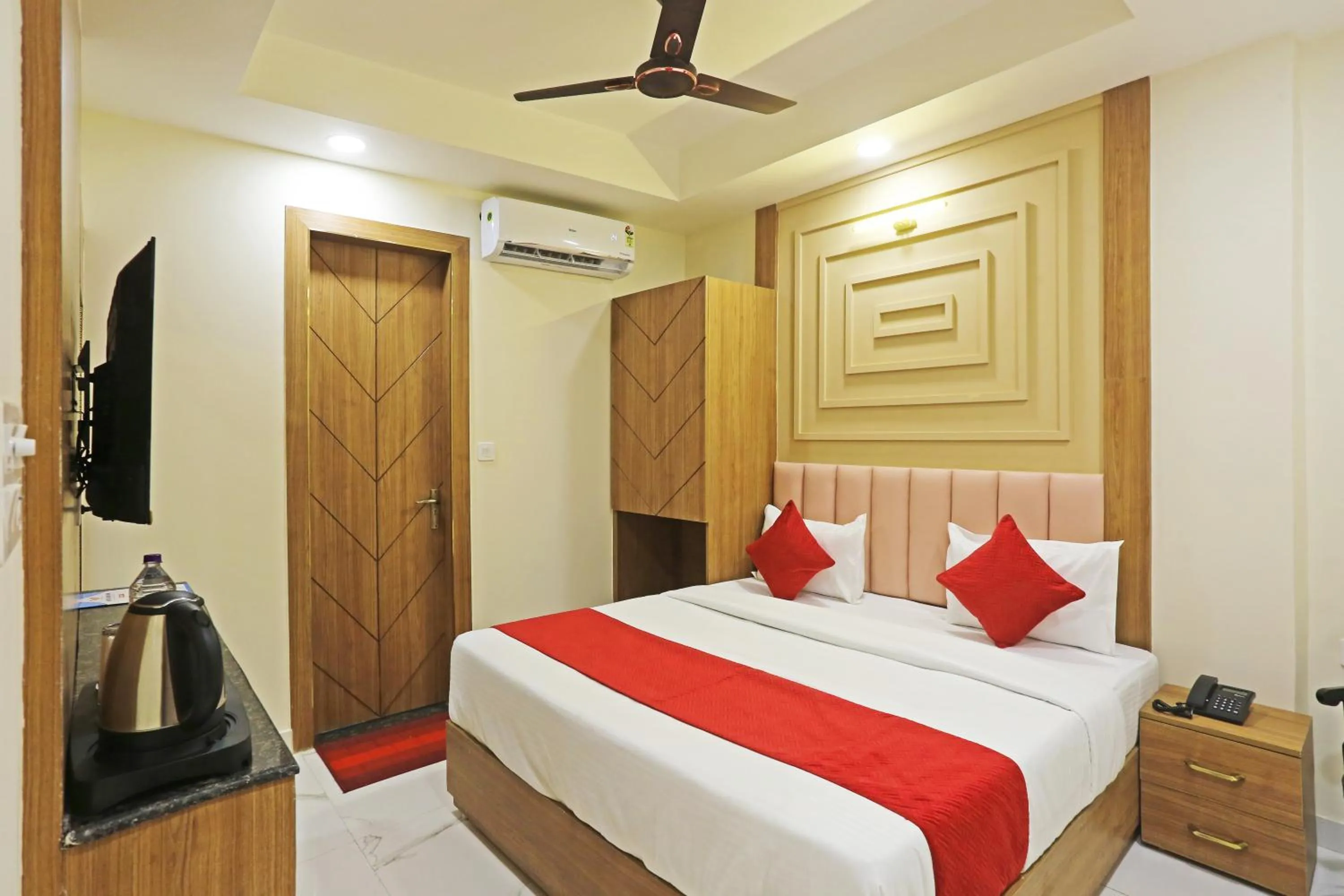Communal lounge/ TV room, Bed in Hotel Nova Inn Near Delhi Airport