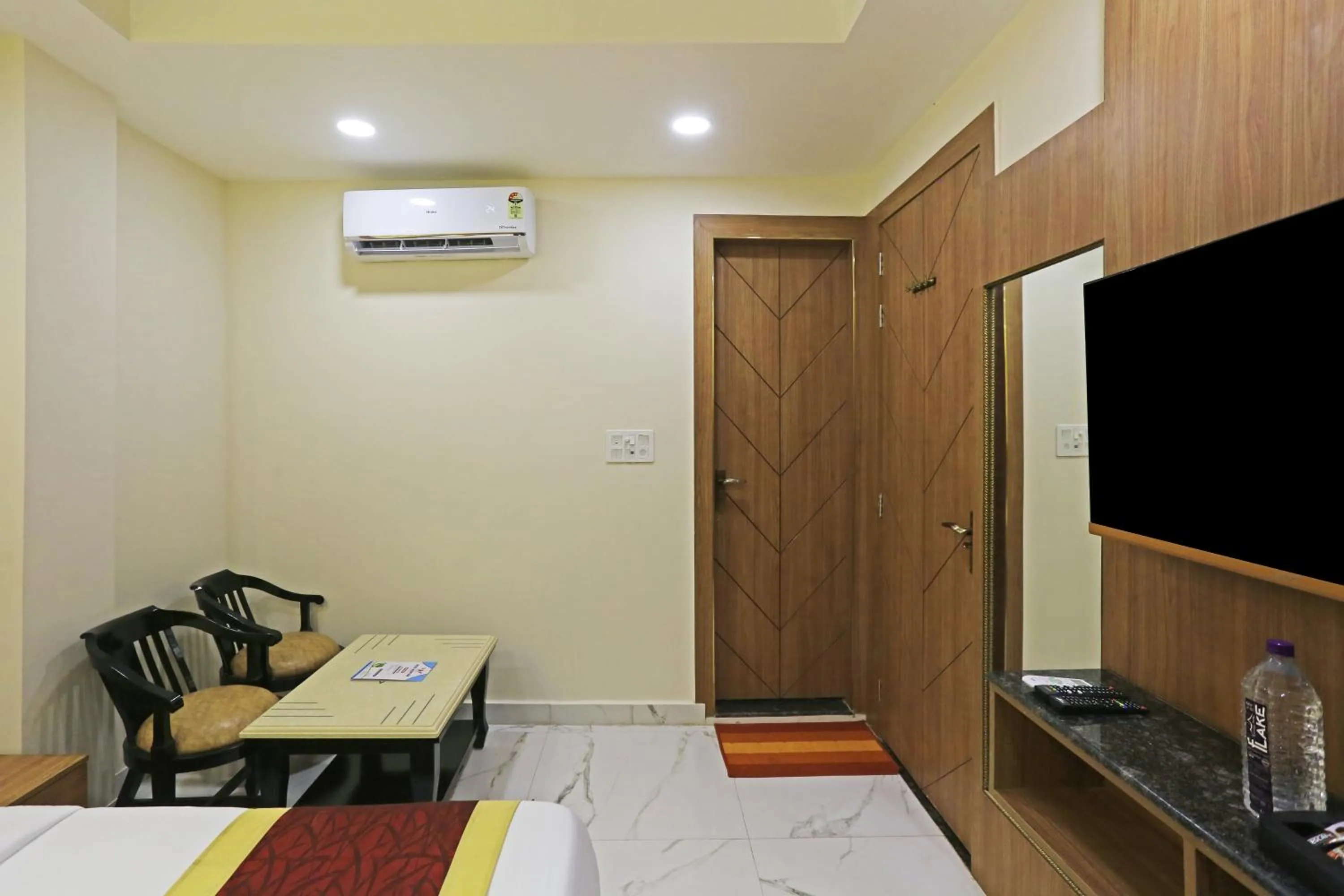 Communal lounge/ TV room, Bed in Hotel Nova Inn Near Delhi Airport