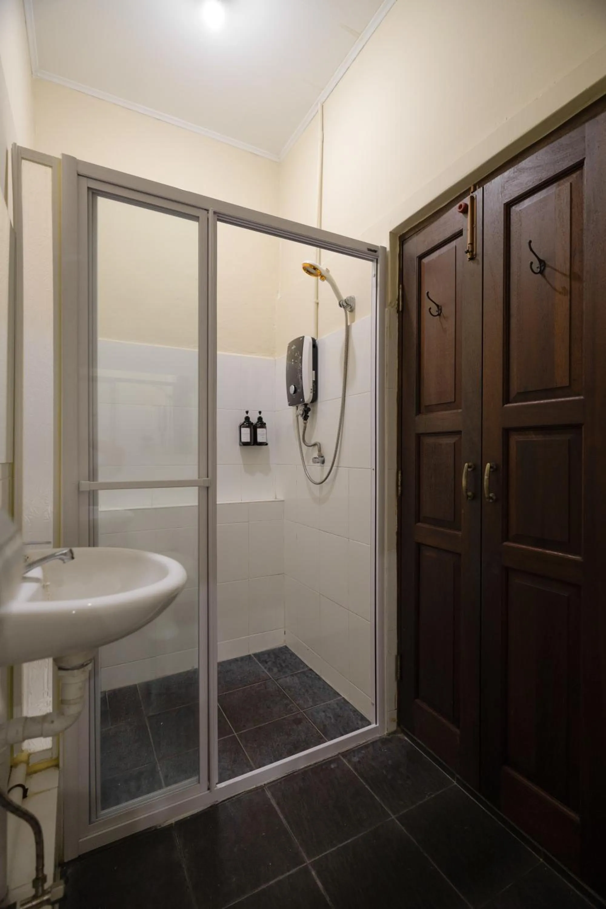 Shower in Armenian House by IIP