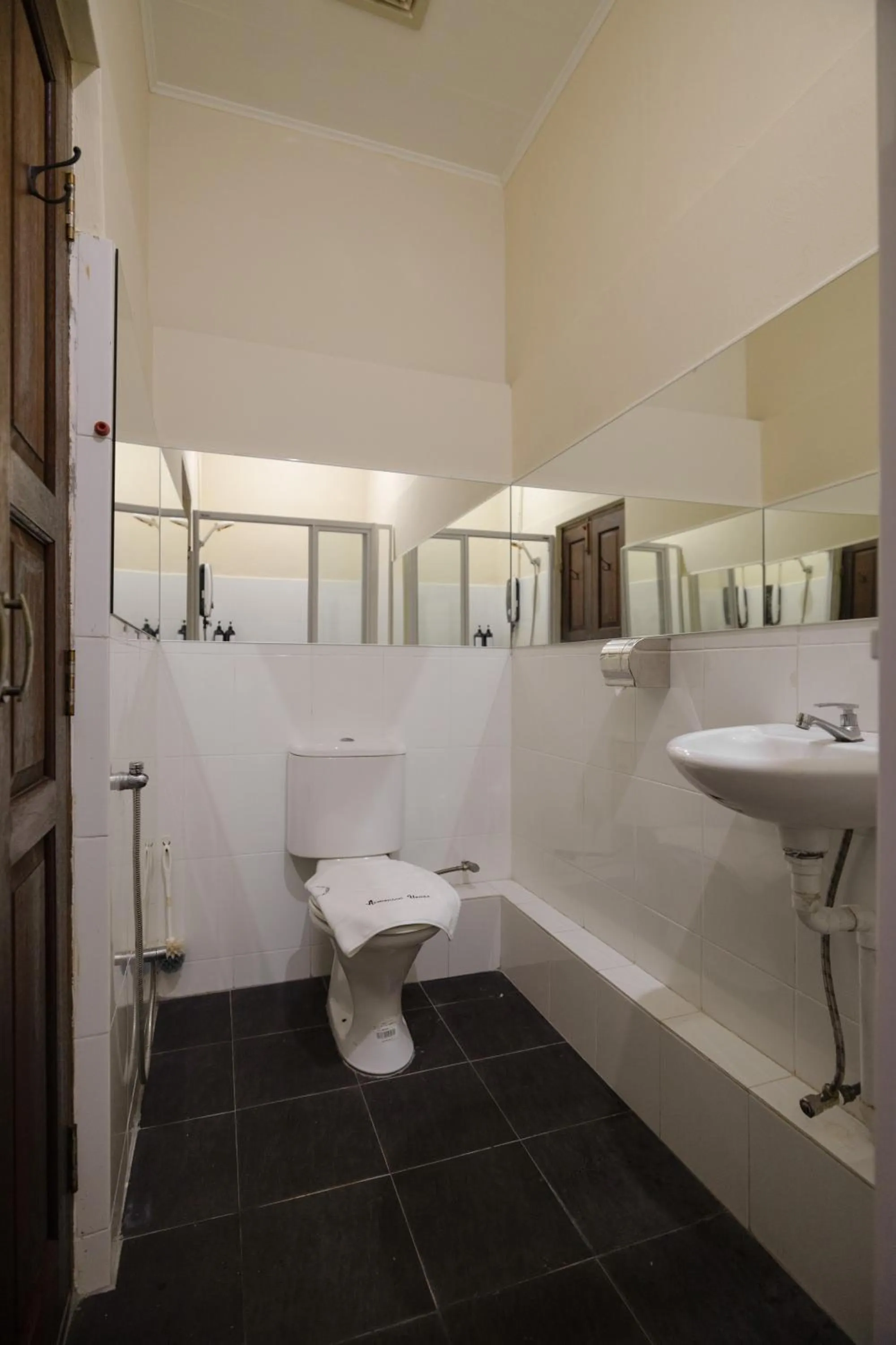 Shower in Armenian House by IIP