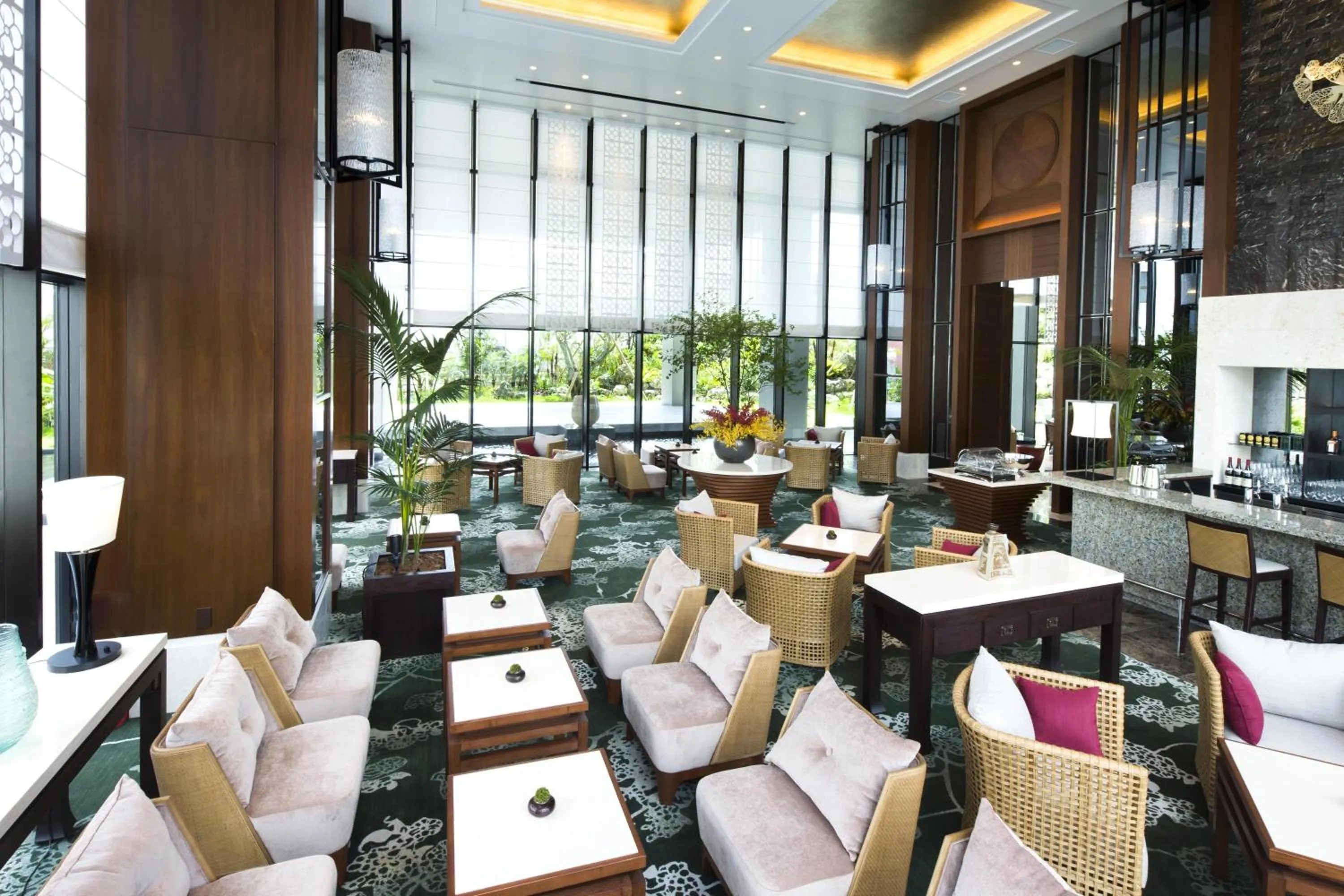 Lounge or bar in Hyatt Regency Naha, Okinawa