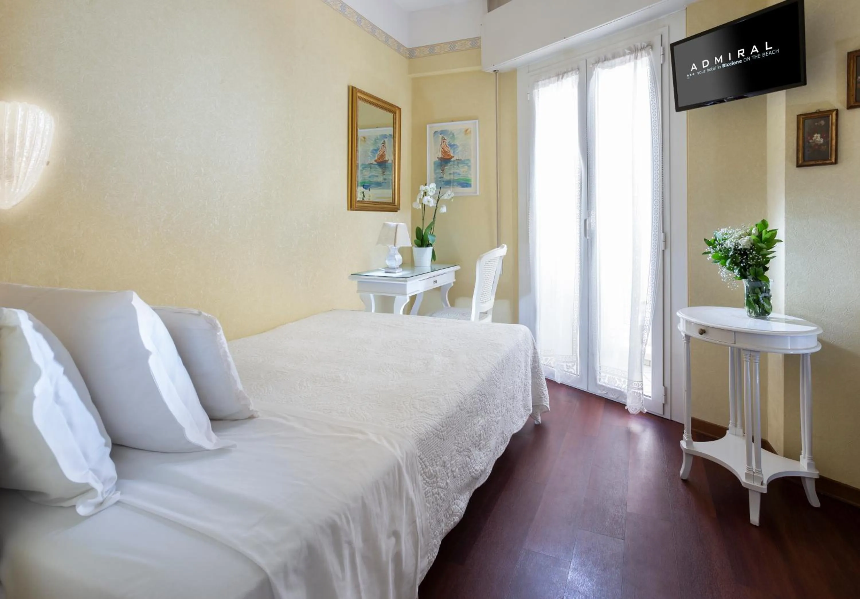 Photo of the whole room, Bed in Hotel Admiral - on the beach