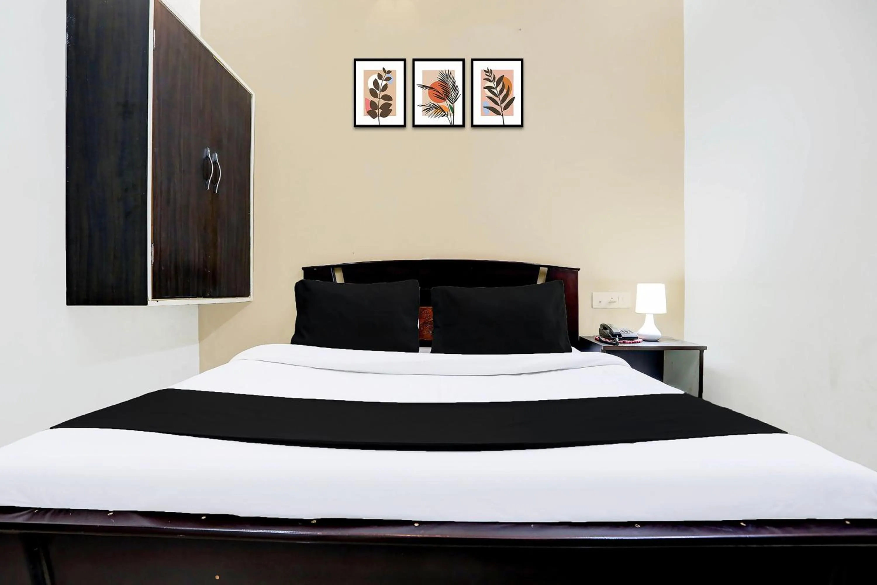 Bathroom, Bed in HOTEL O ORVIN INN