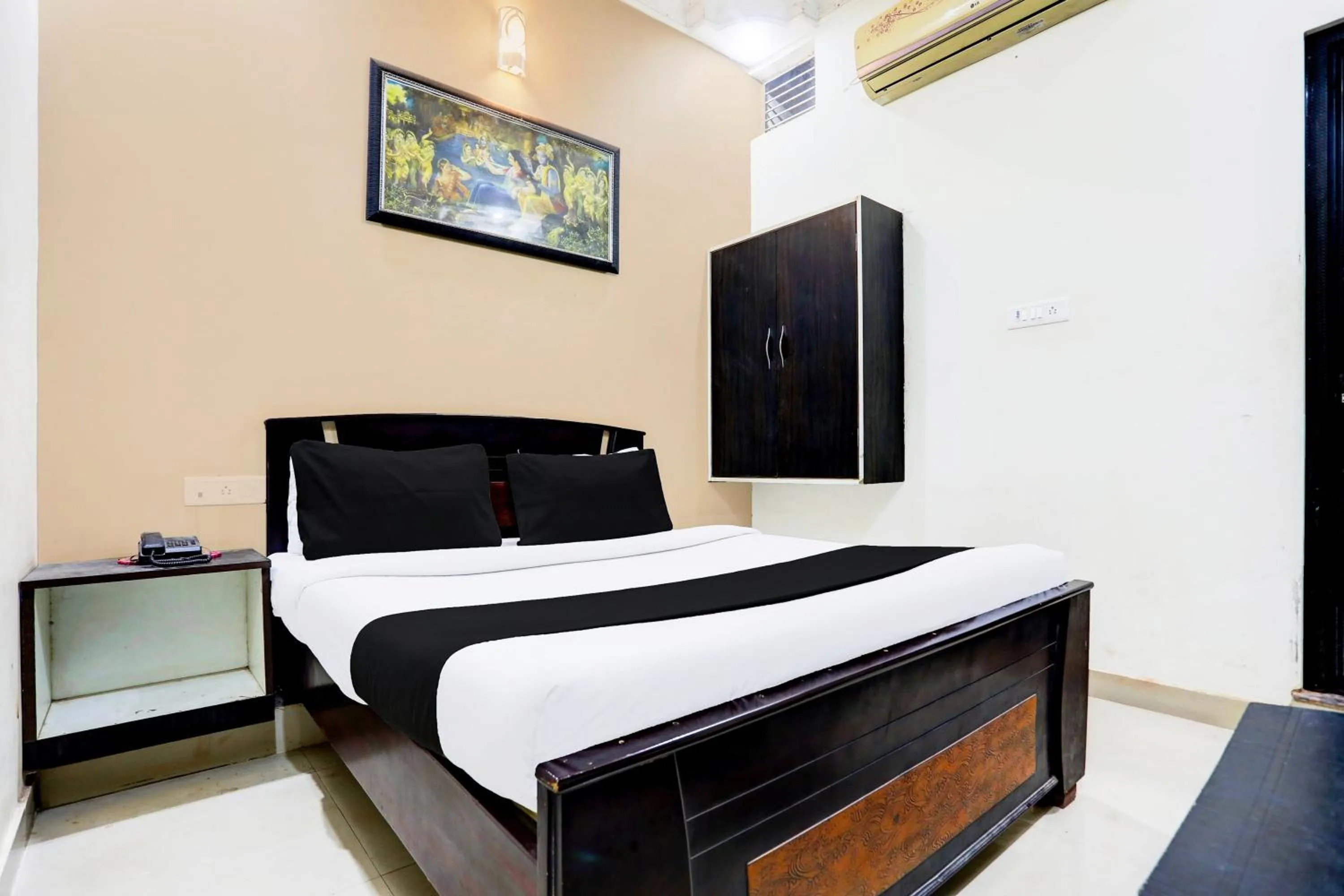 Bedroom in HOTEL O ORVIN INN