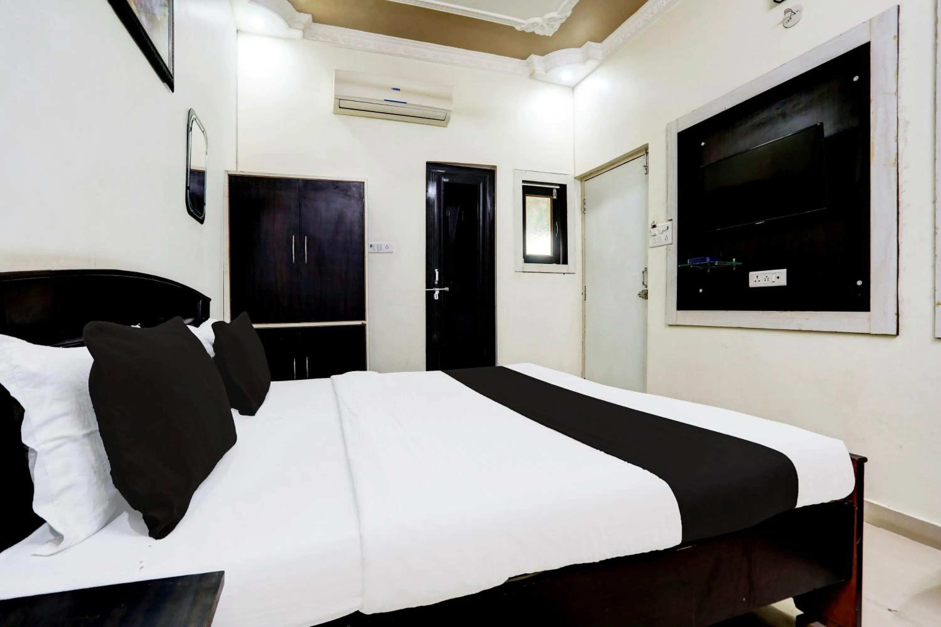 Bedroom in HOTEL O ORVIN INN