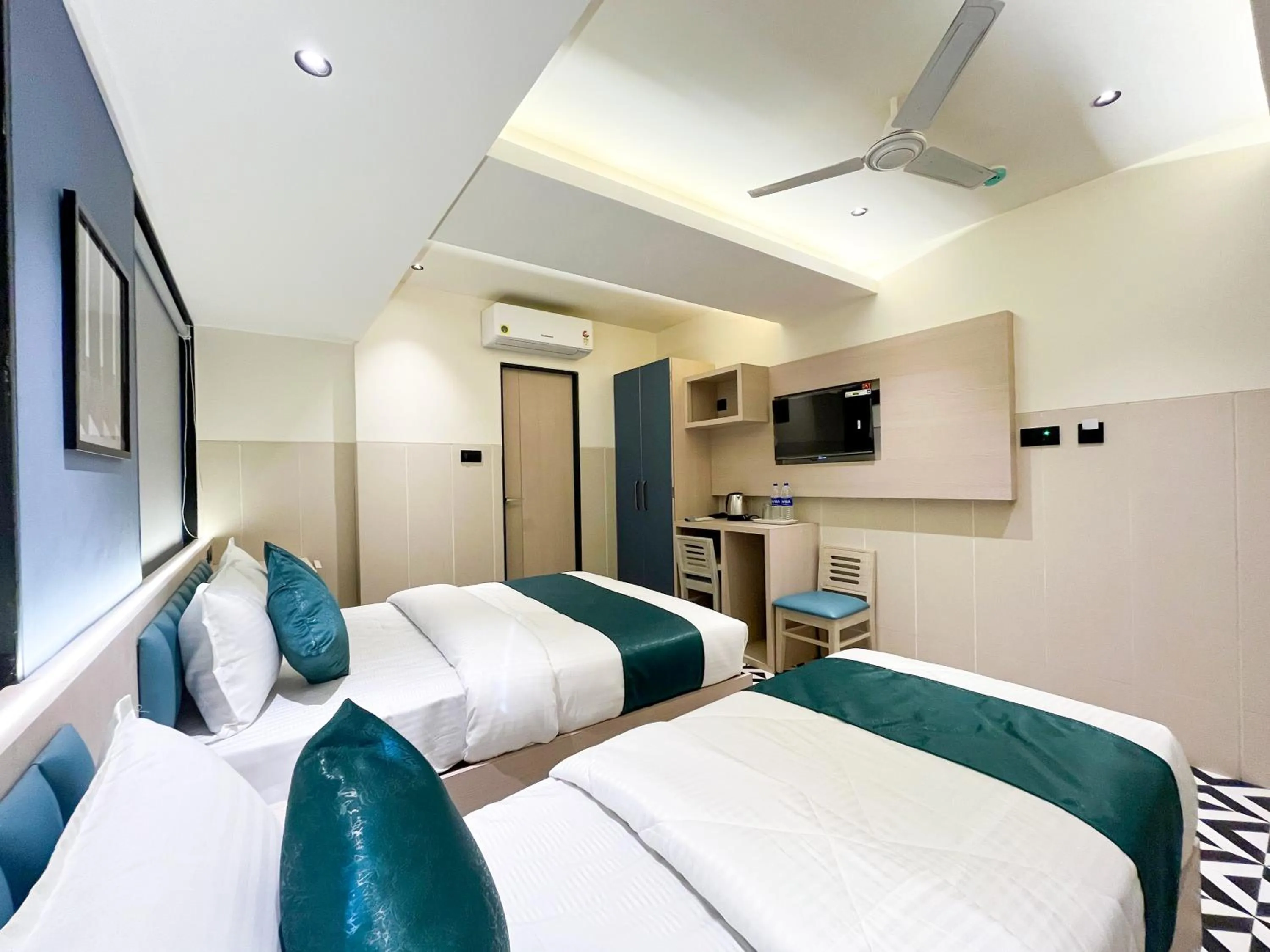 Communal lounge/ TV room, Bed in Bandra Stays