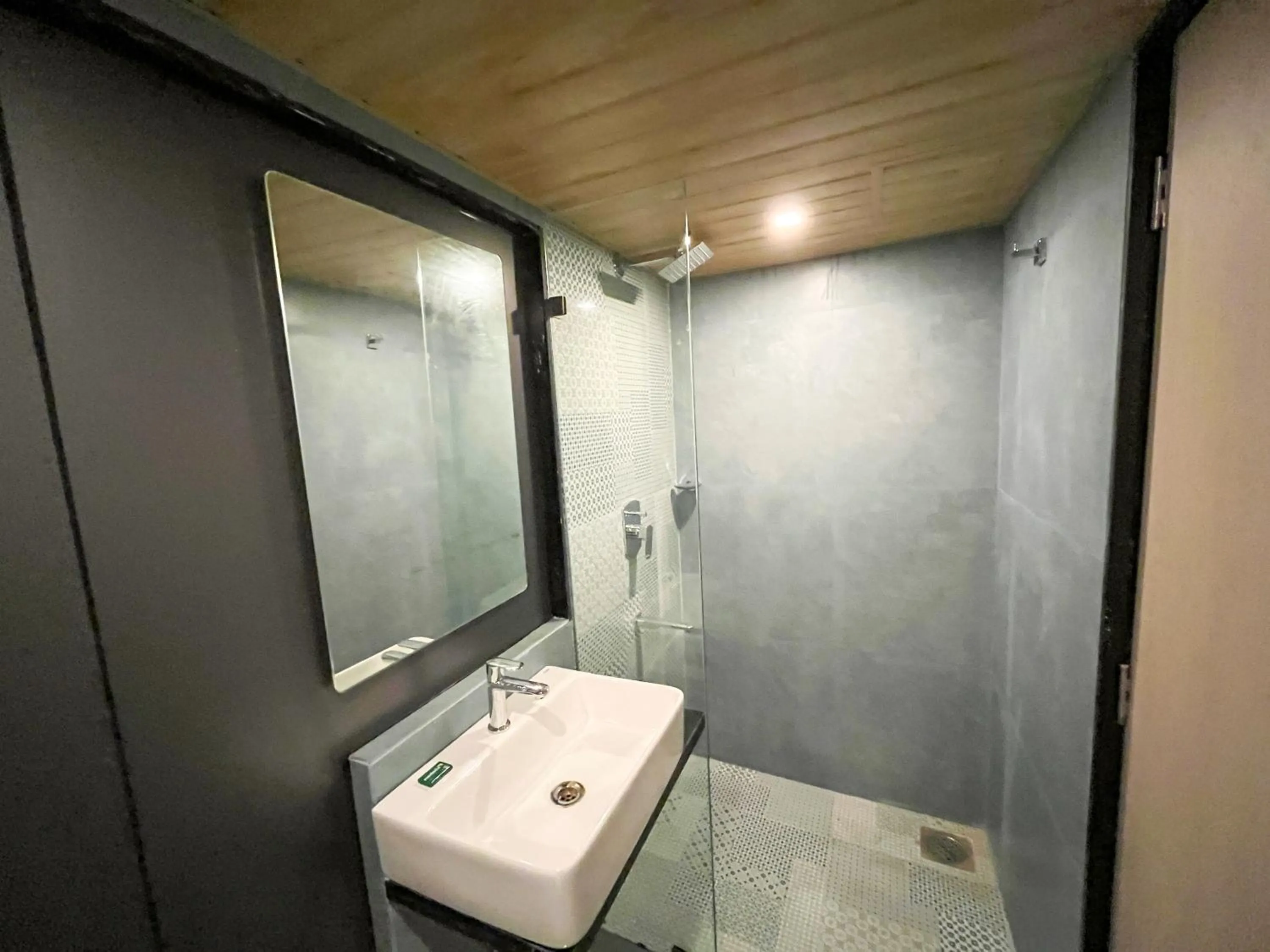 Shower in Bandra Stays