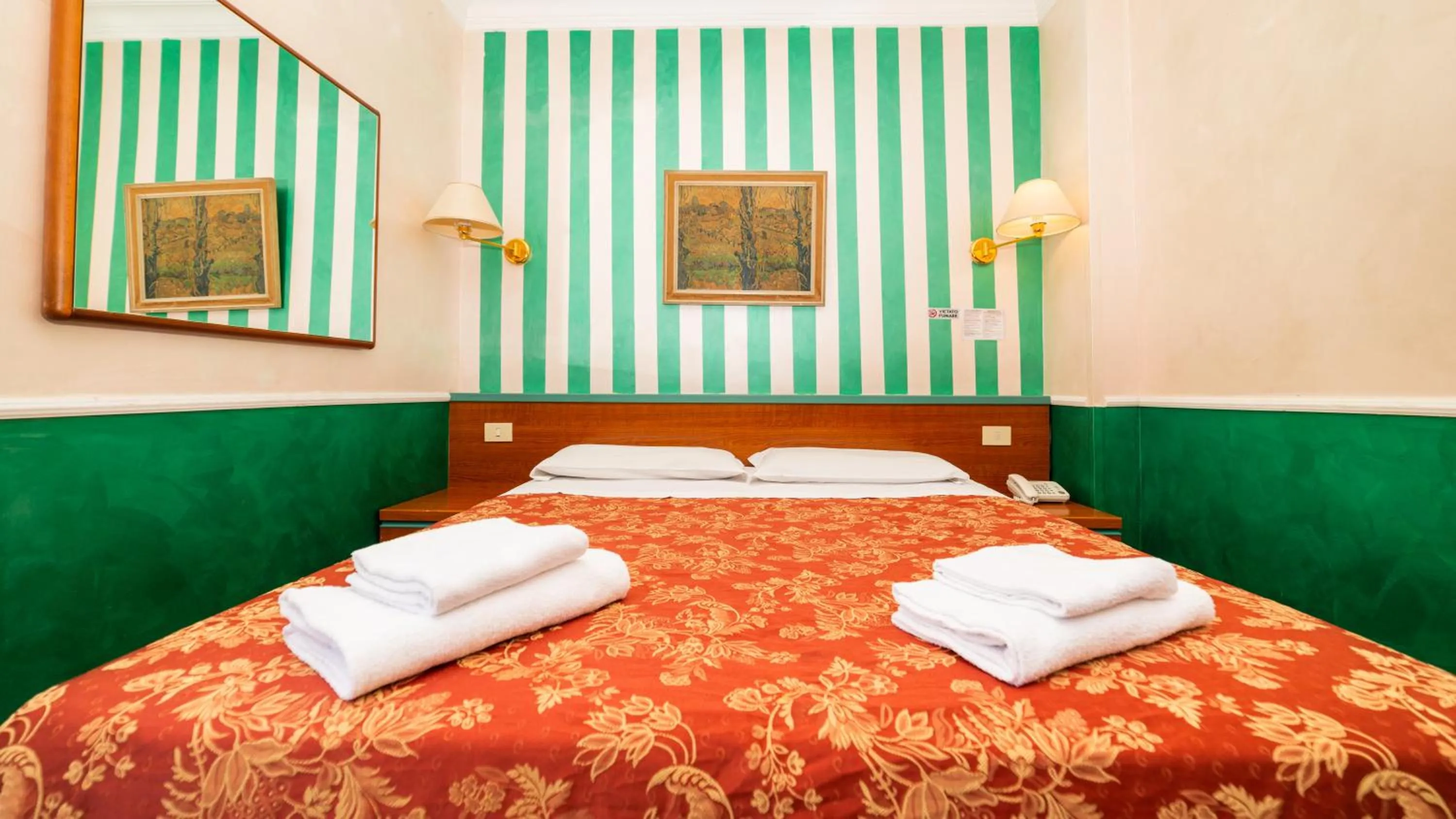 Bedroom, Bed in Hotel Center 3