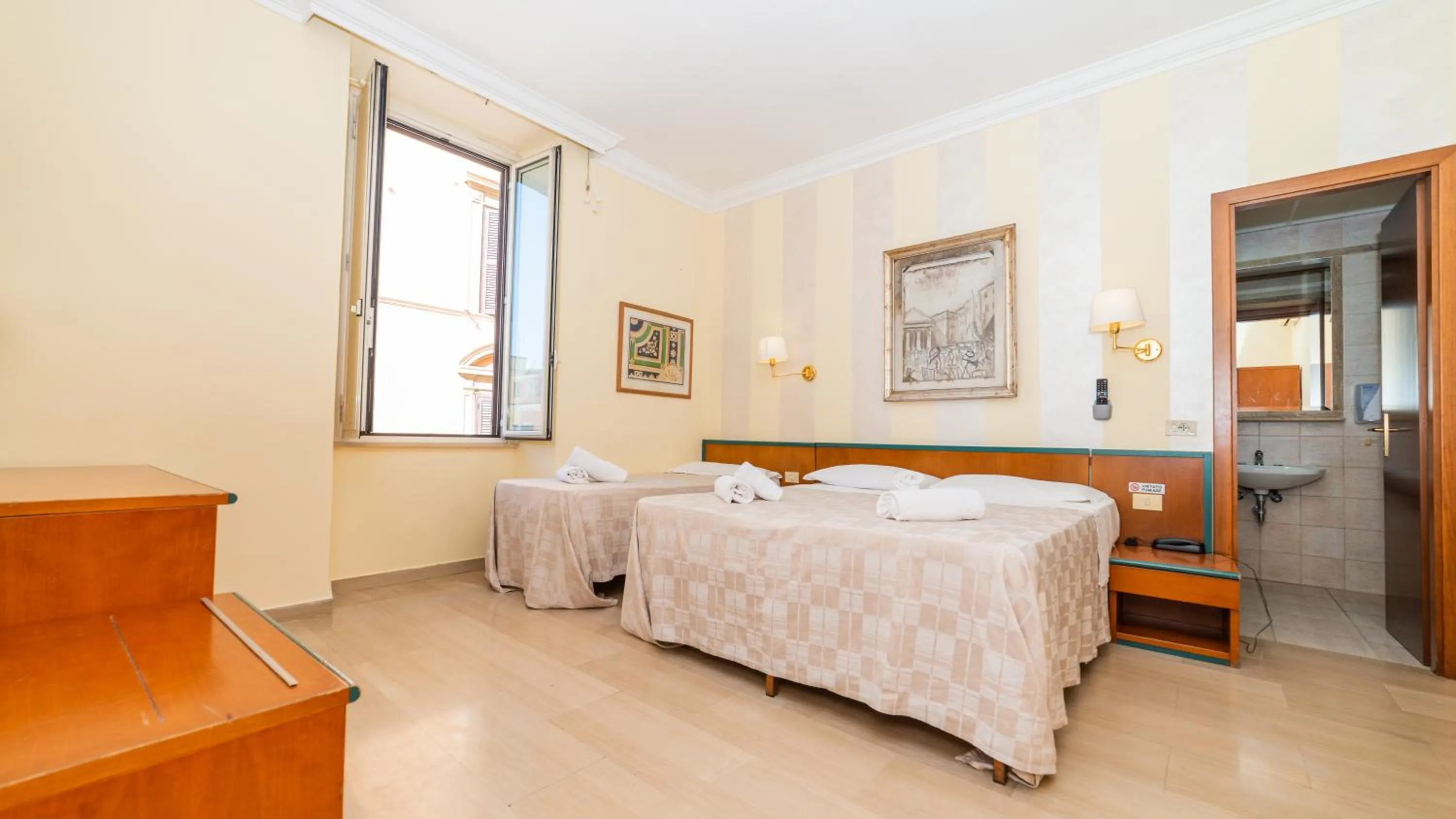 Bedroom, Bed in Hotel Center 3